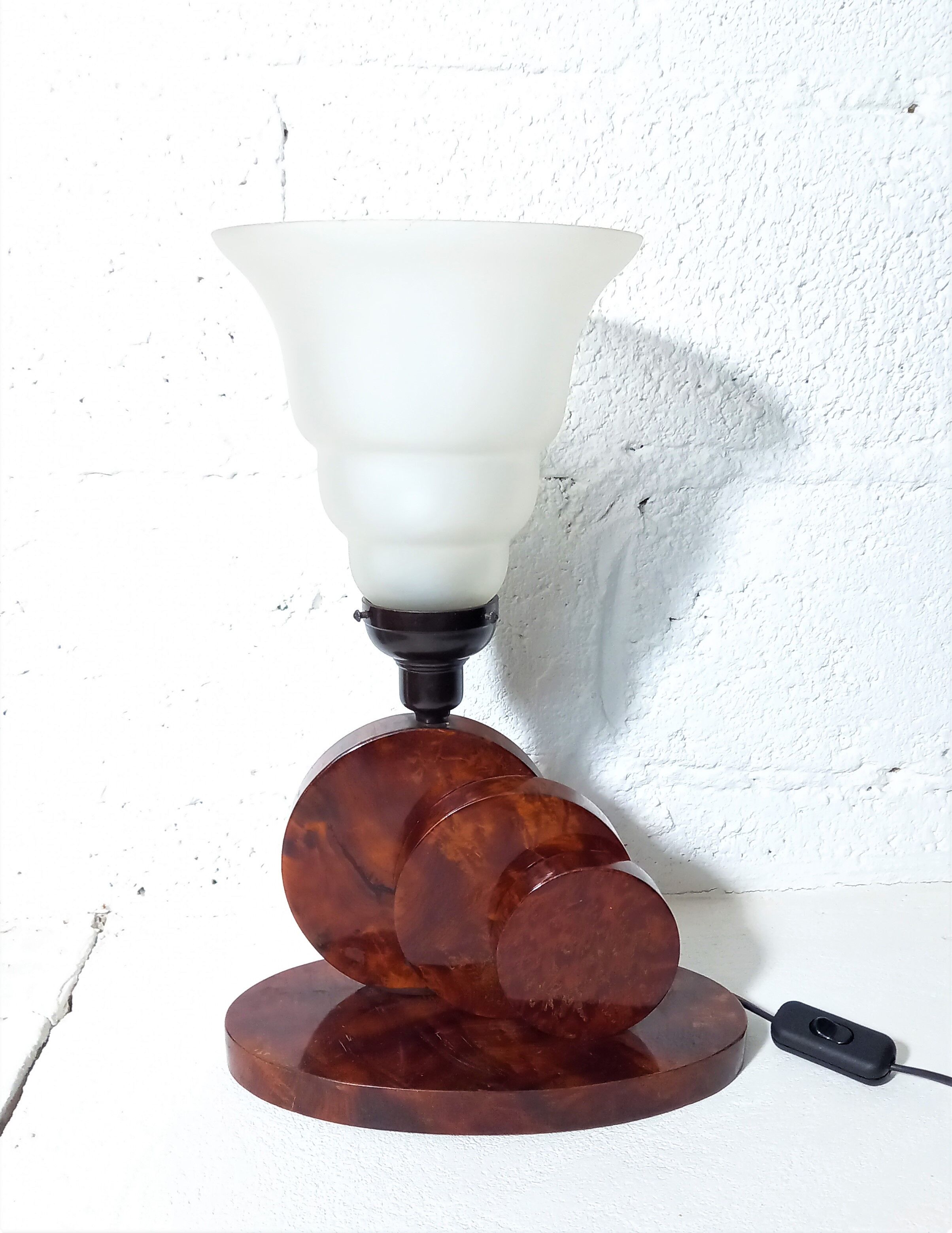 Lampe sculptural art déco en loupe d’acajou