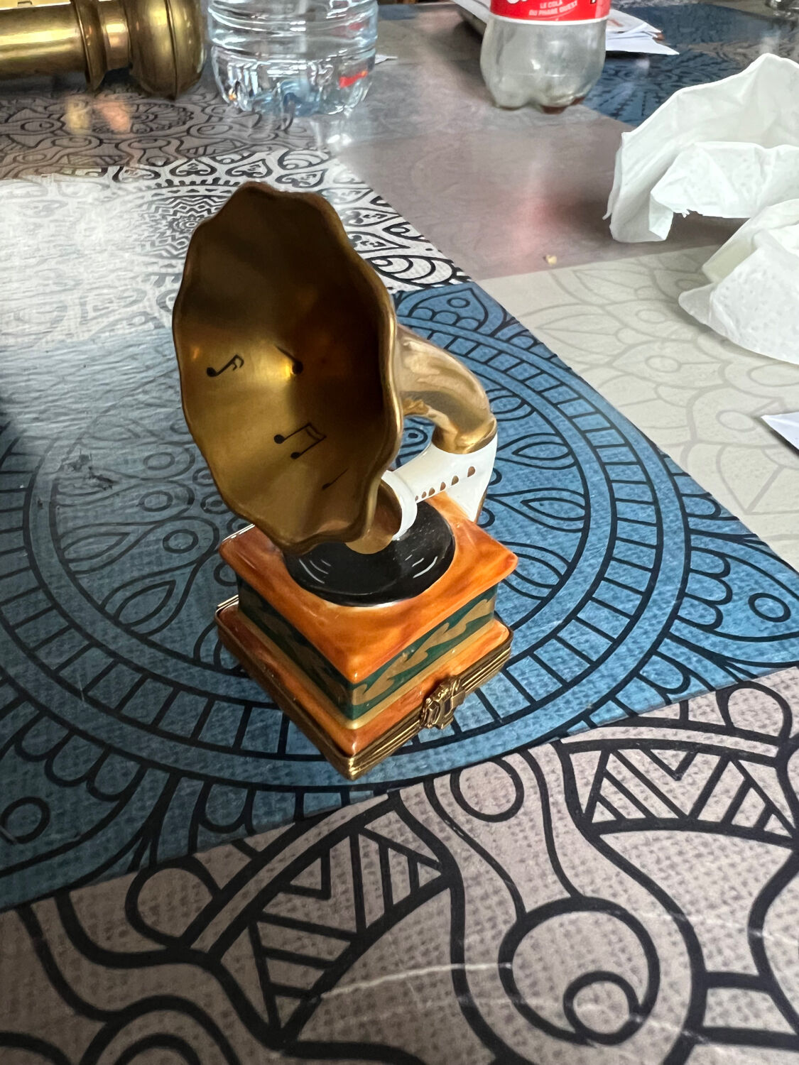 Gramophone record player with Limoges horn