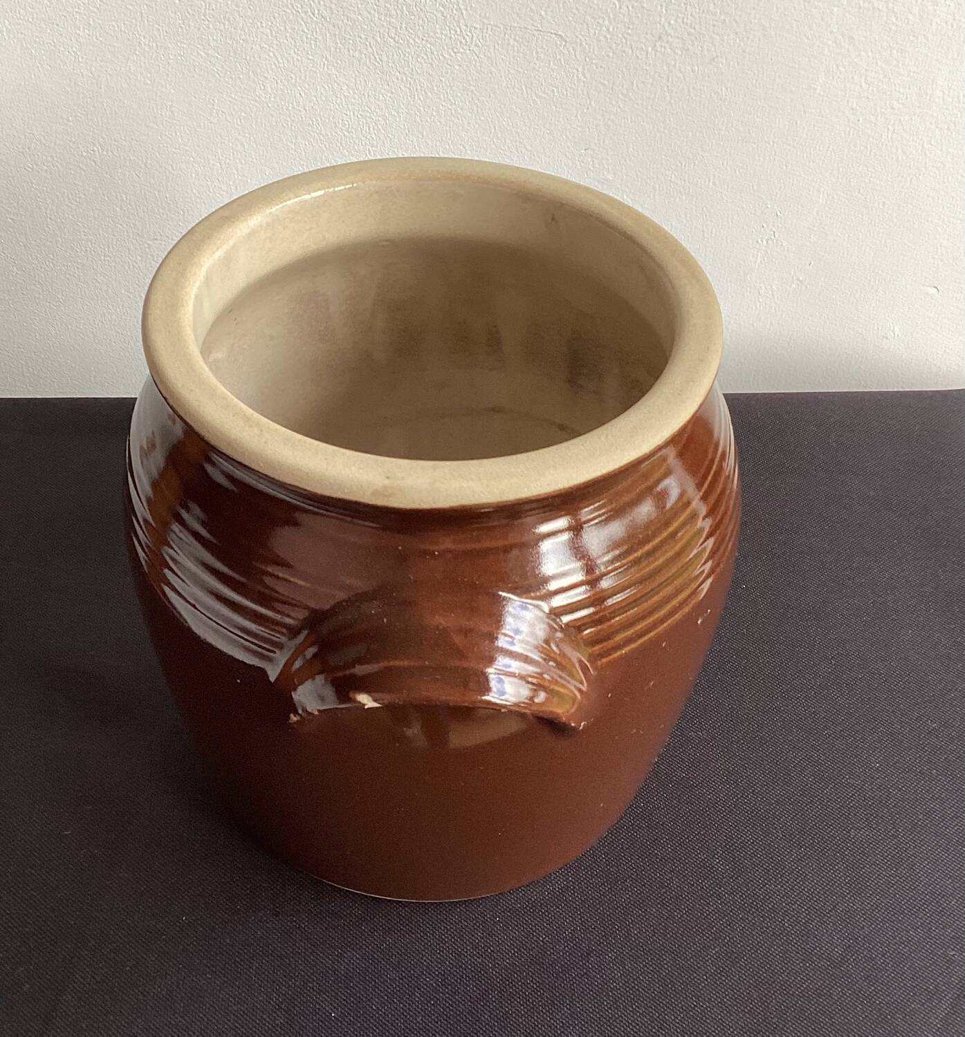 Enamelled stoneware pot