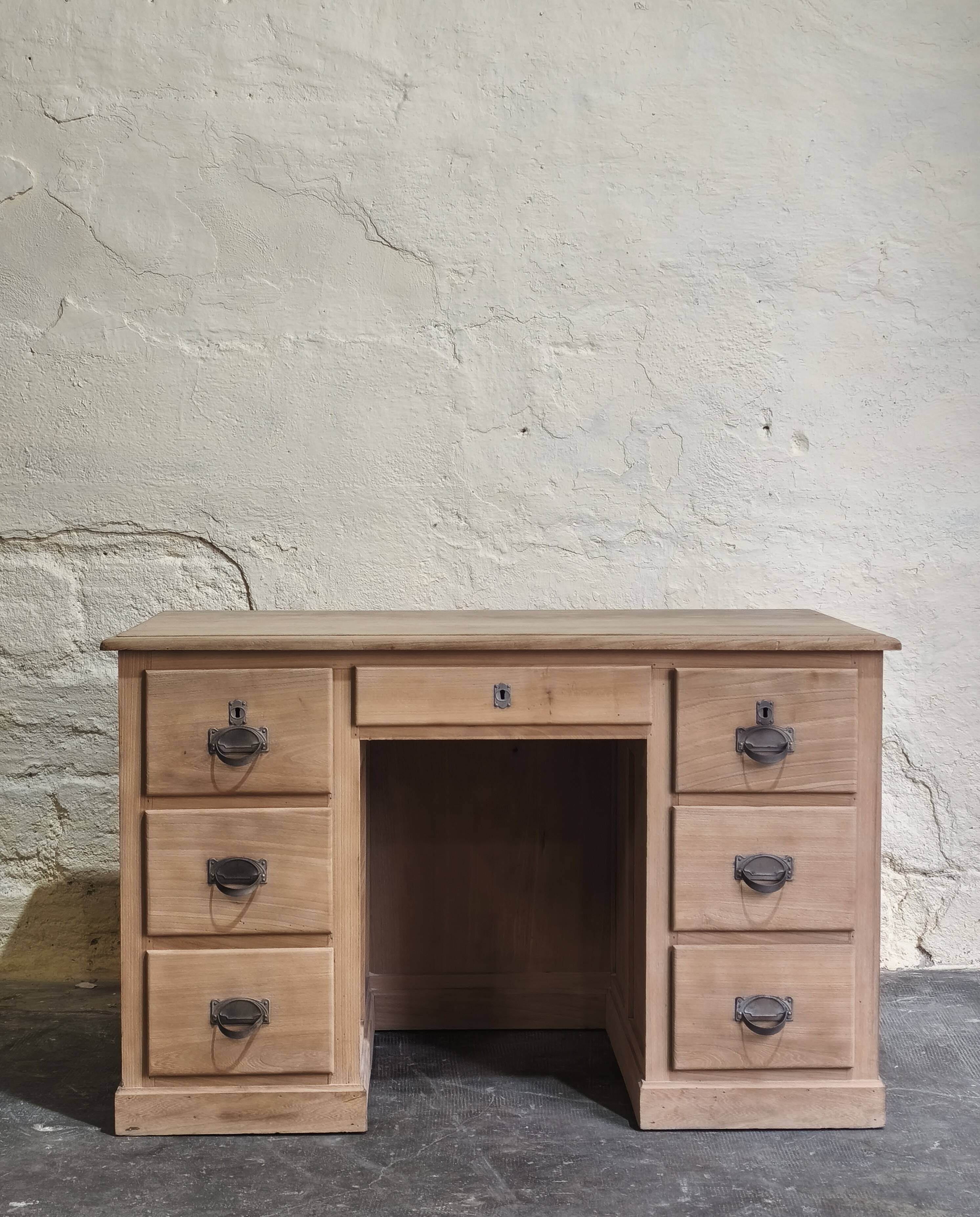 Desk in solid elm with natural airbrushing