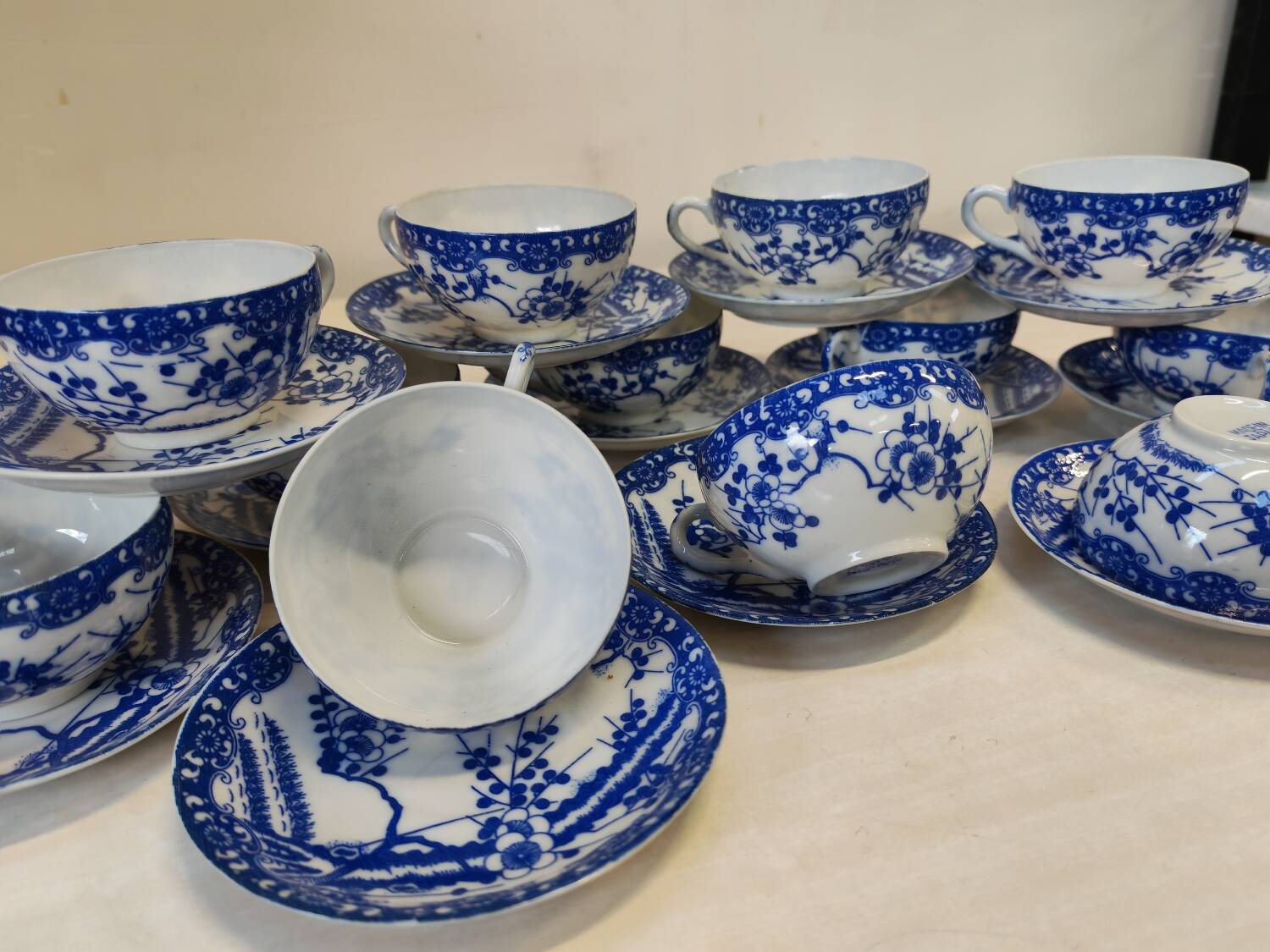 Magnifique Service de 12 Tasses et Soucoupes en Porcelaine