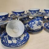 Magnifique Service de 12 Tasses et Soucoupes en Porcelaine