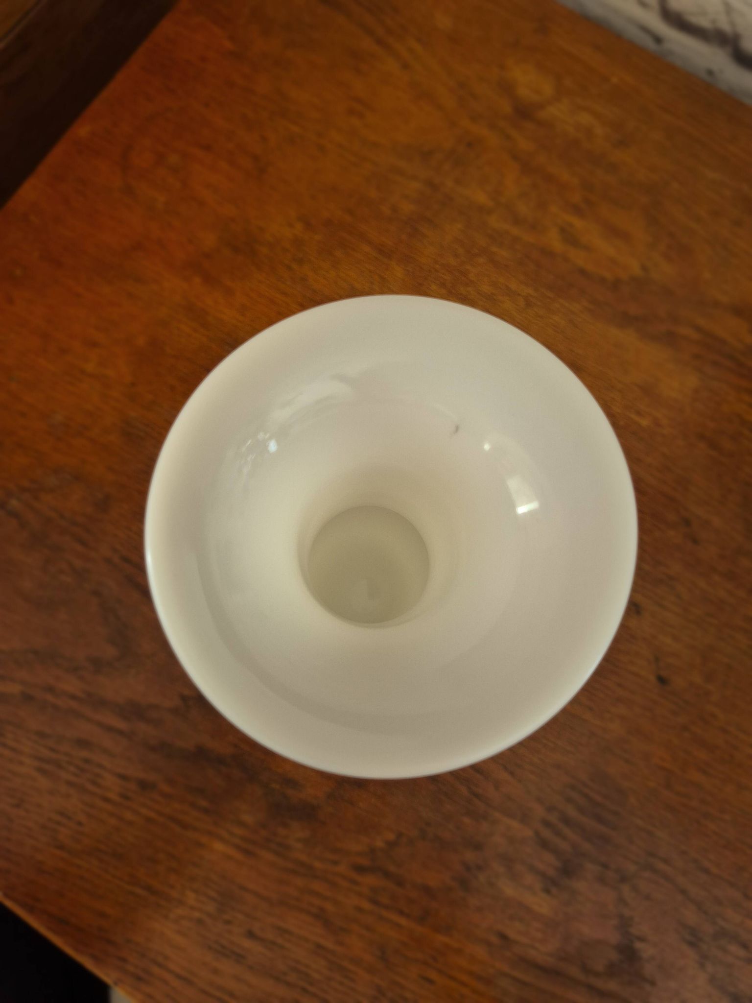 Vase trompette en opaline blanche fleuri vintage