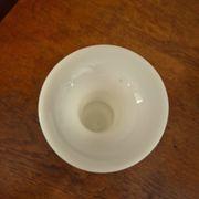 Vase trompette en opaline blanche fleuri vintage