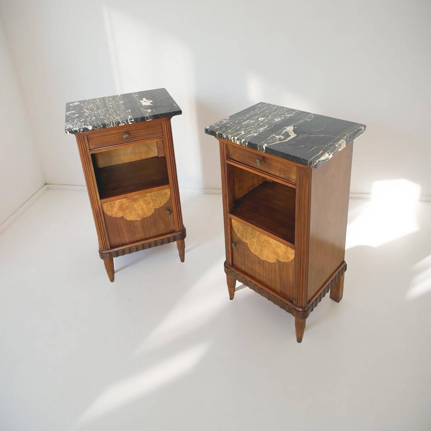 Tables de chevet italiennes en placage d'acajou avec de splendides