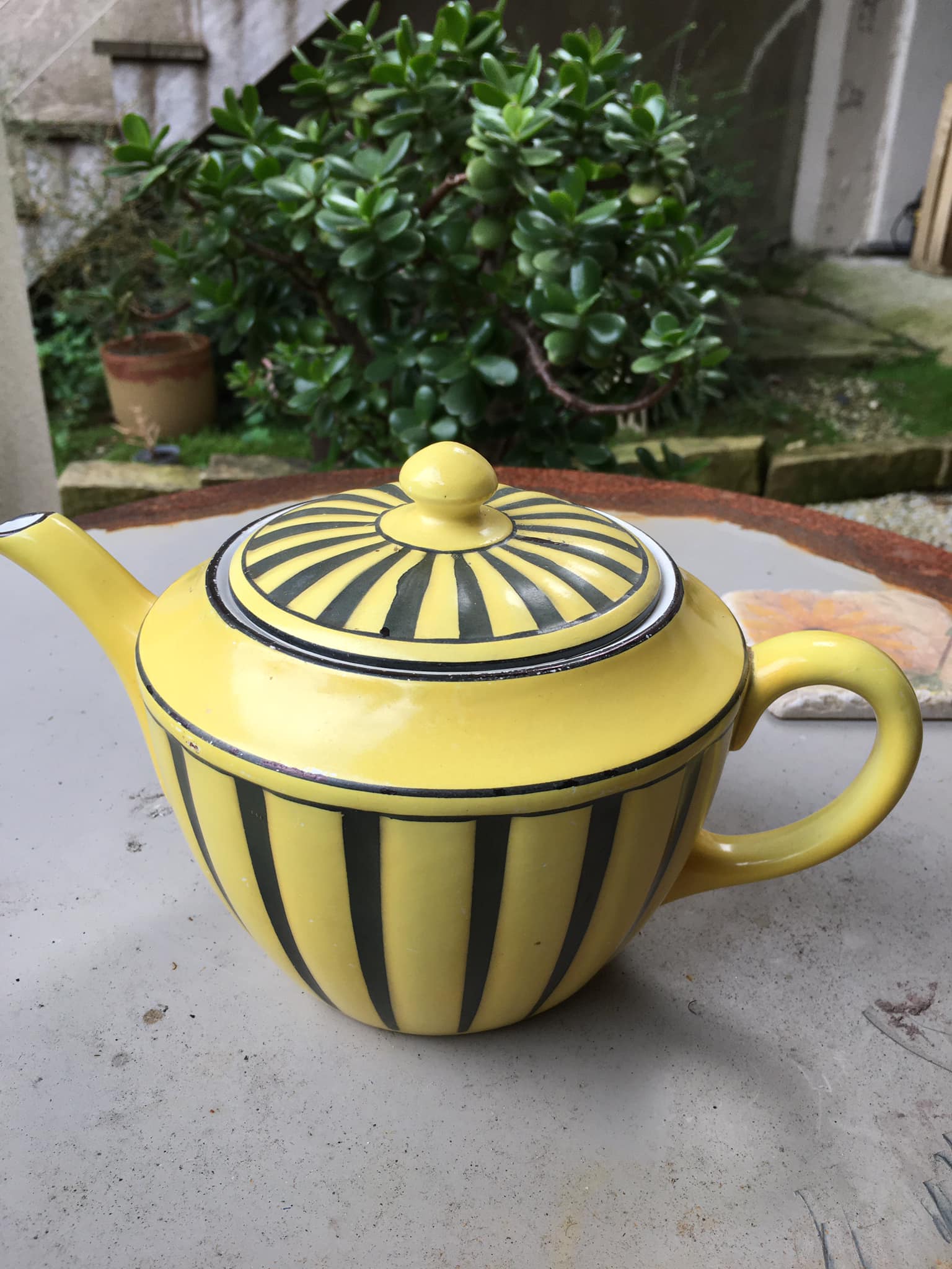 Teapot in yellow and black porcelain stamped Sarreguemines