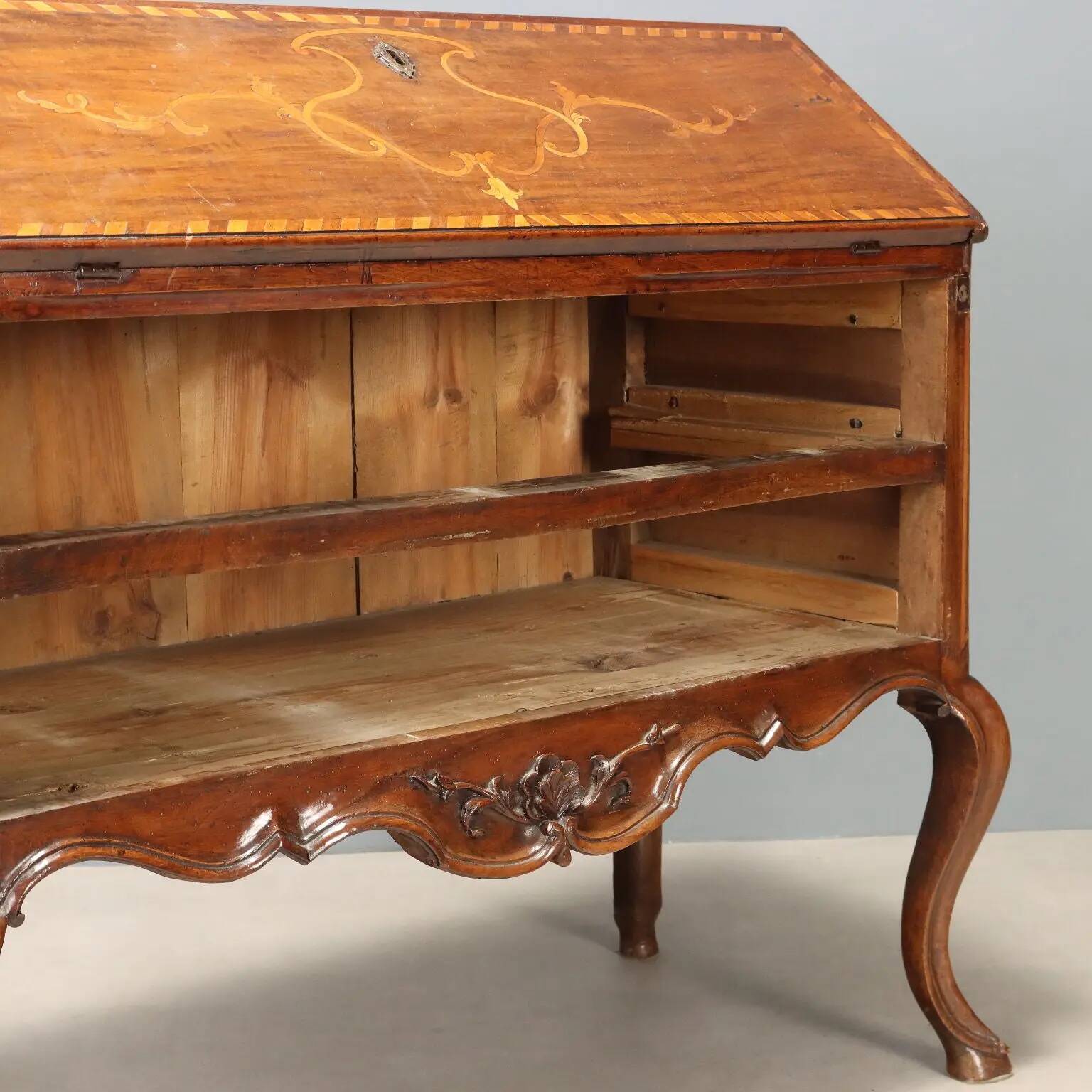 Antique baroque secretary cabinet with a drop-down front in walnut and maple, Italy, 18th century.