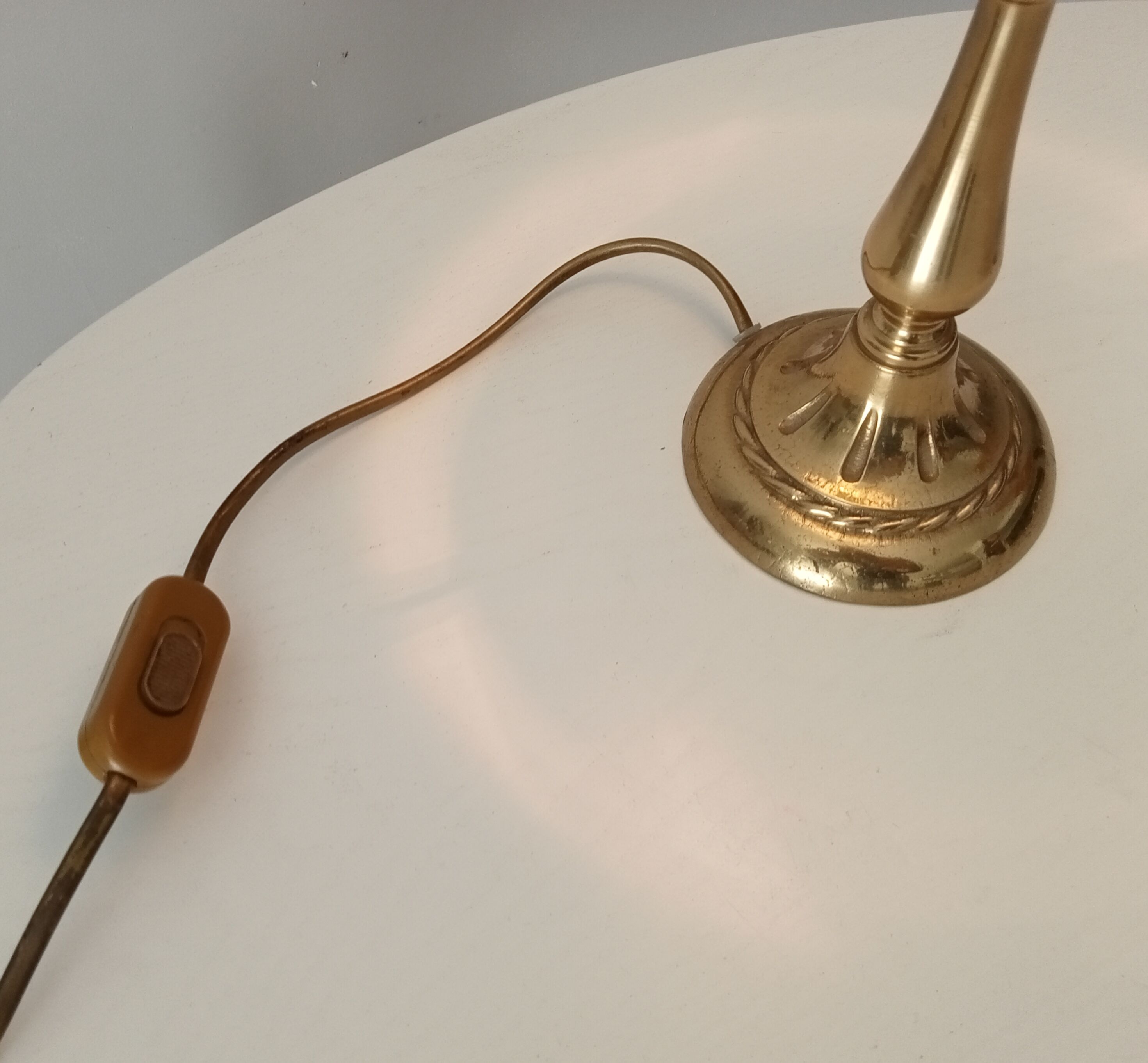 Art deco lamp in brass and opaline