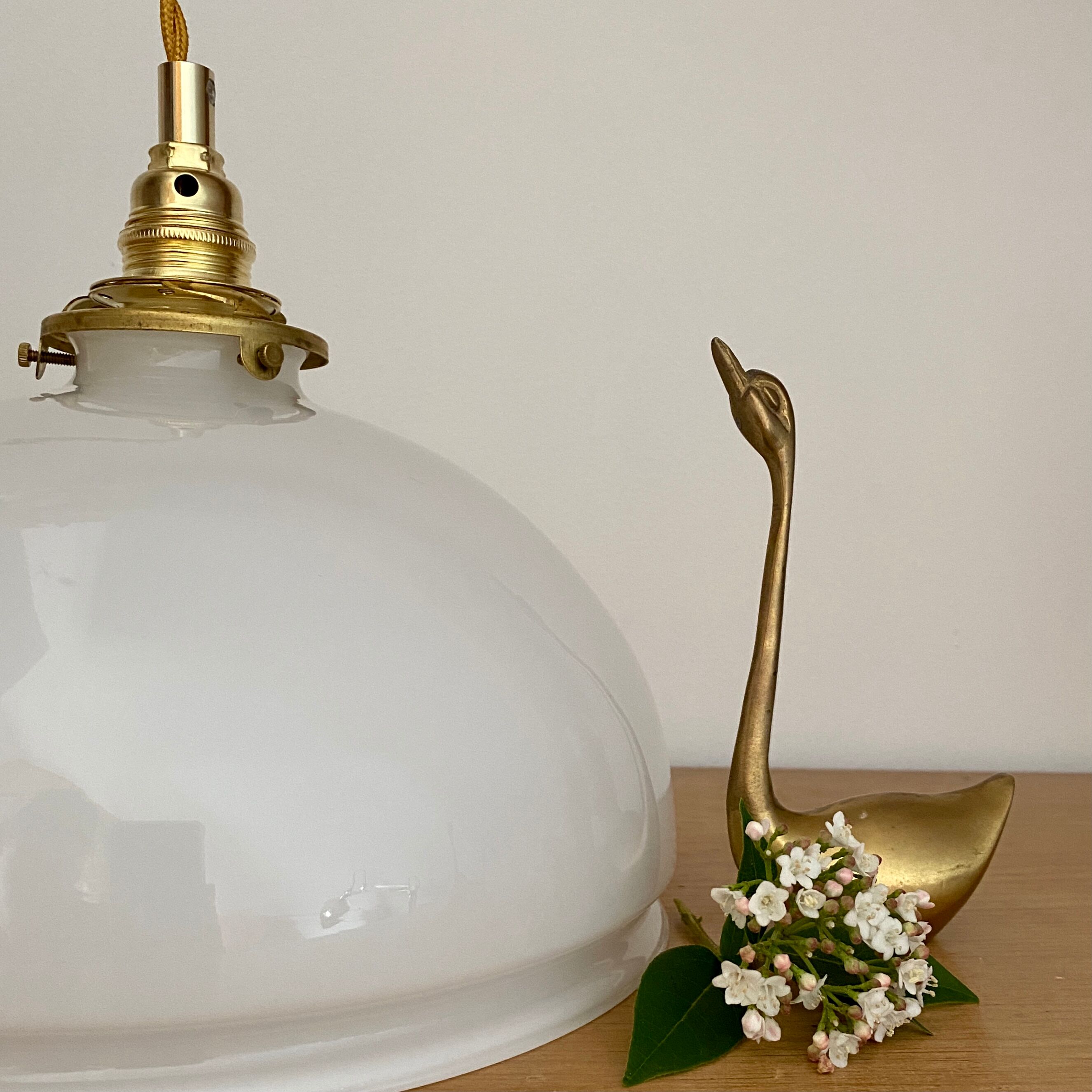 Vintage lampshade suspension in white opaline