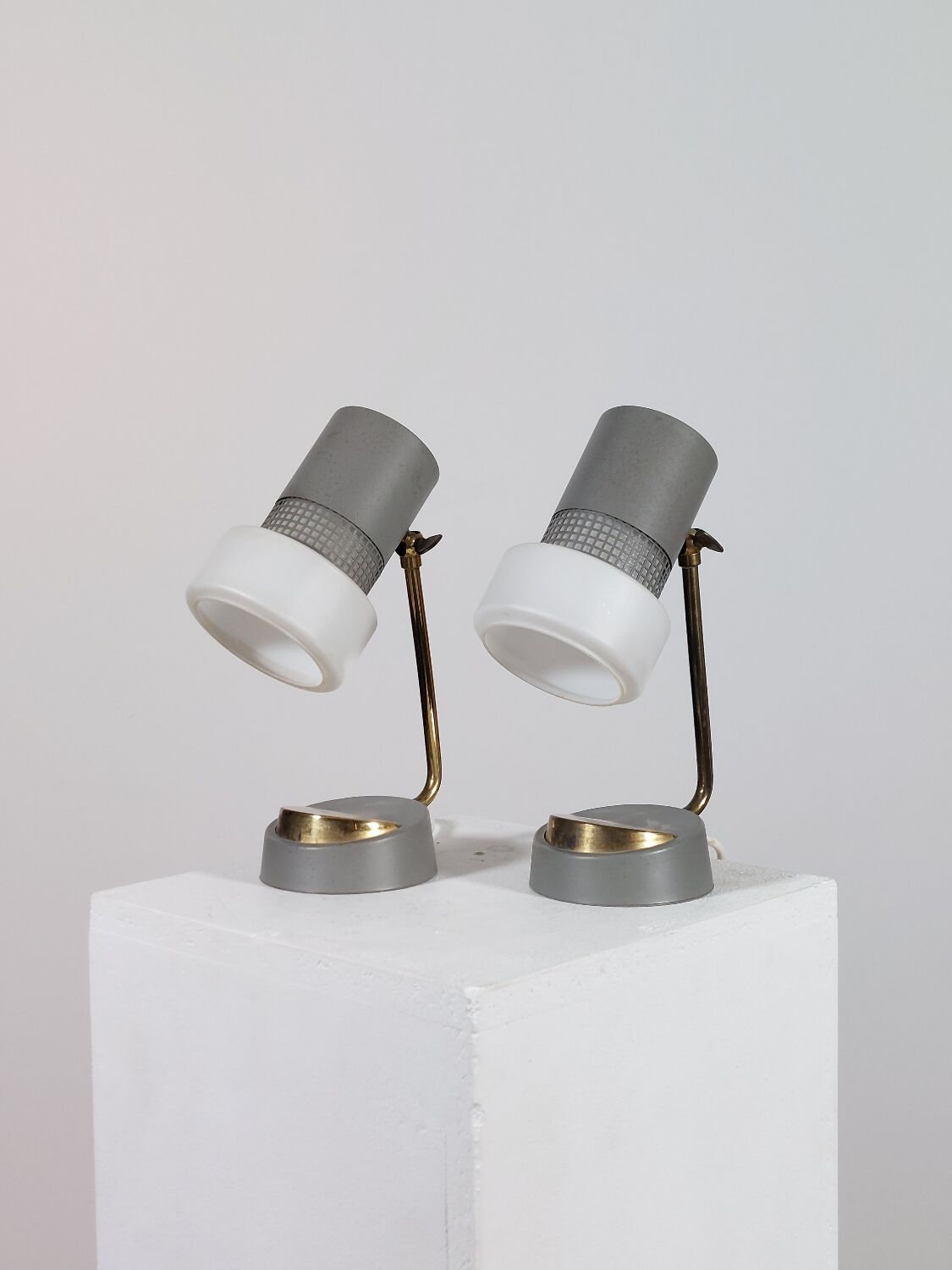 Lampes de chevet vintage milieu du siècle, lampes de table en verre opale et laiton.