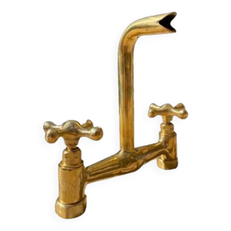 Solid wall-mounted brass faucet