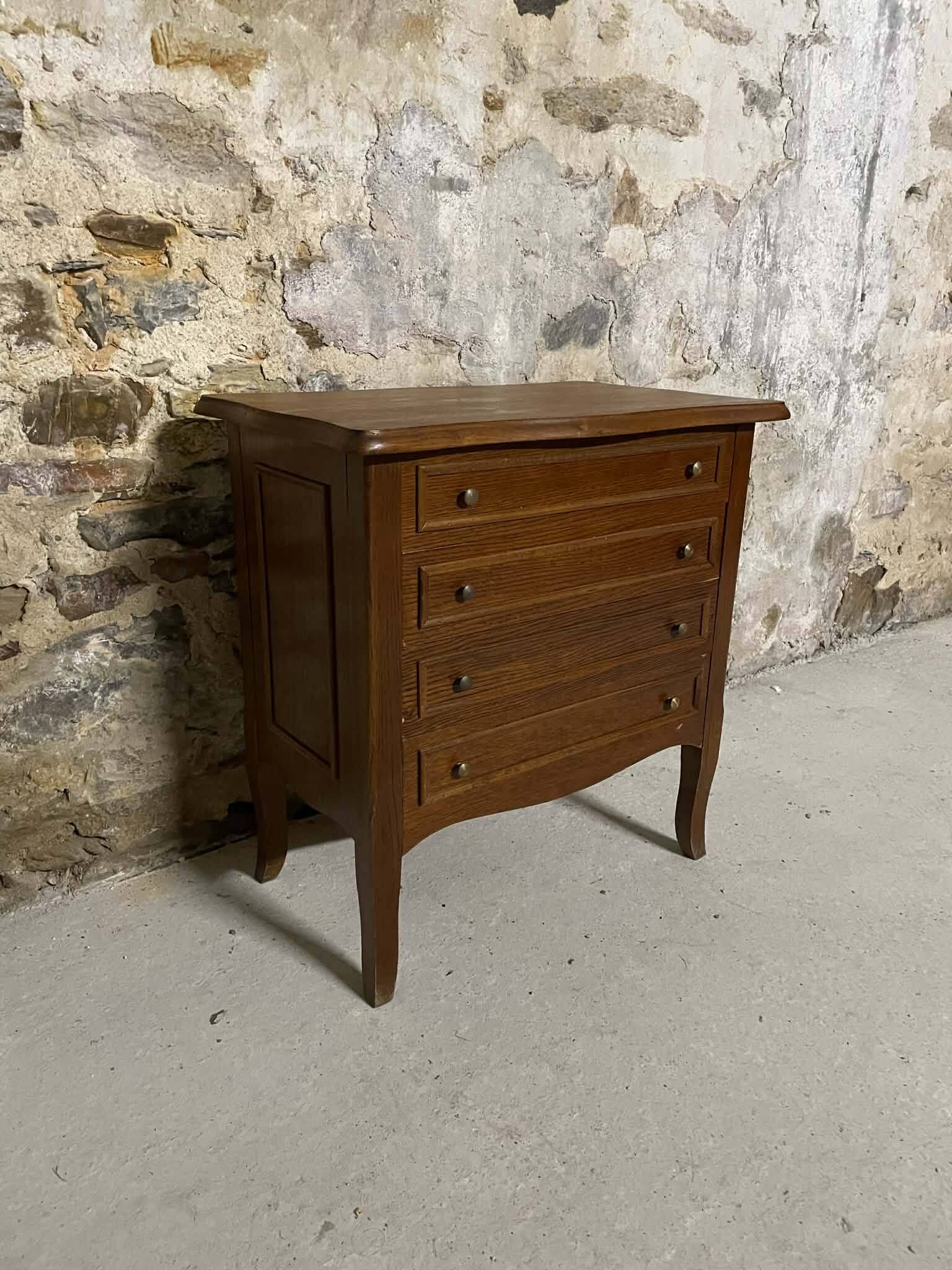 Small vintage sewing chest in oak veneer.