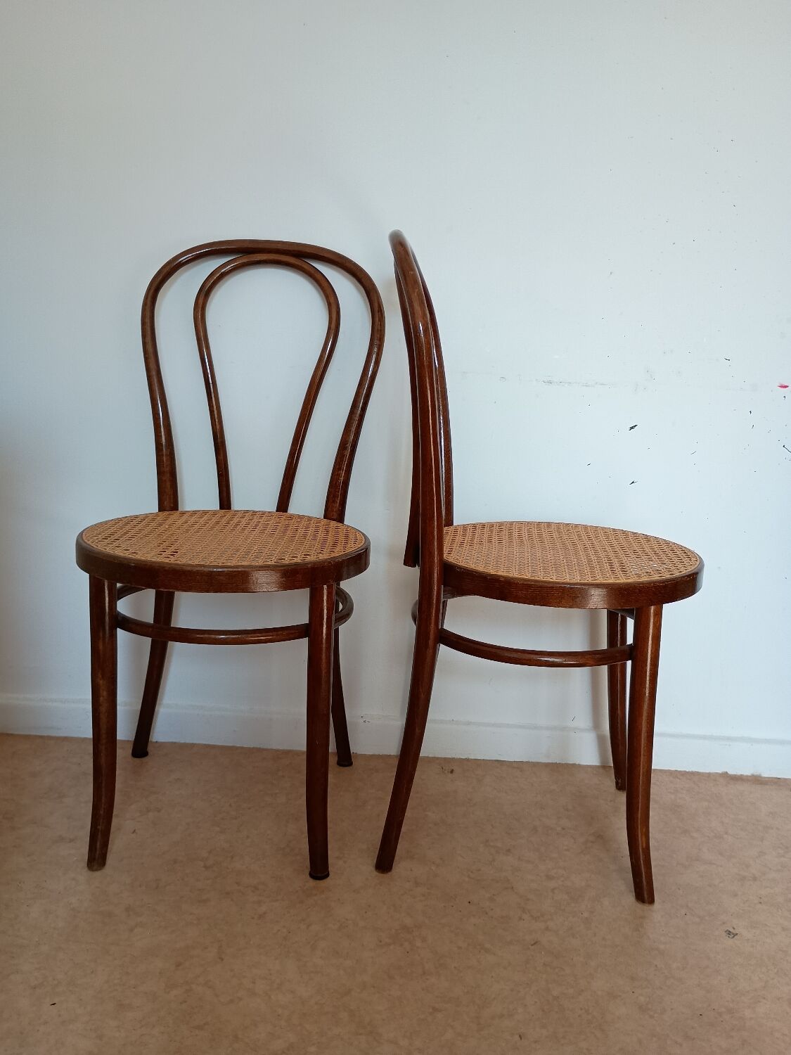Chaises de bistrot cannées
