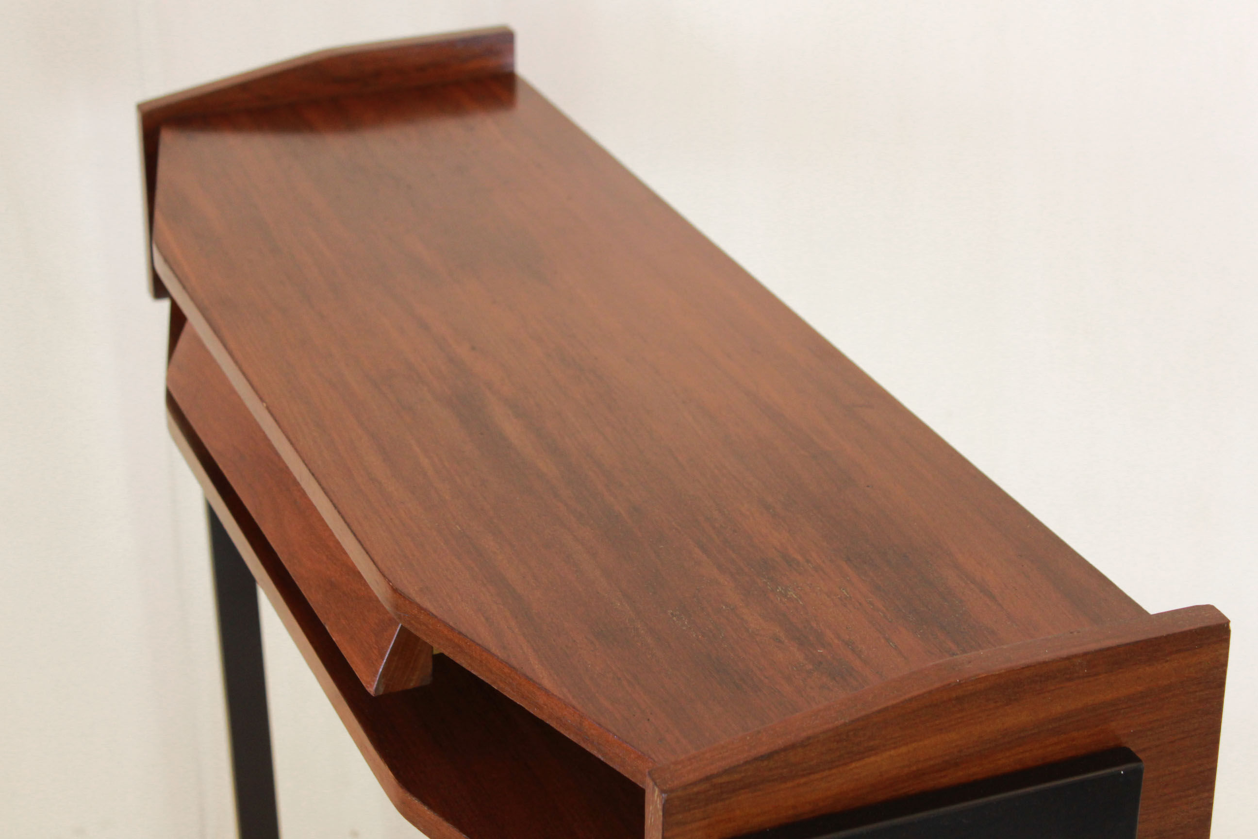 Consolle de bois de vitange des années 50 dans le modèle scandinave