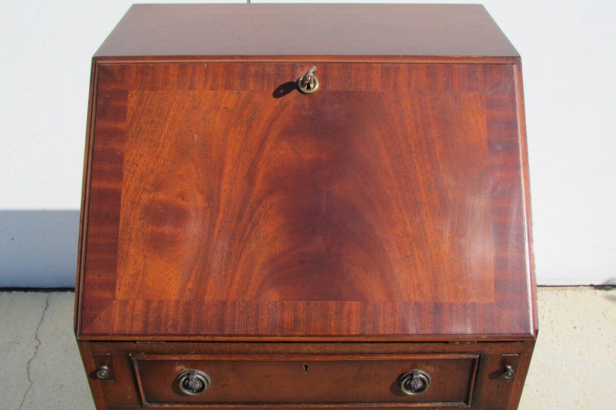 English-style dresser