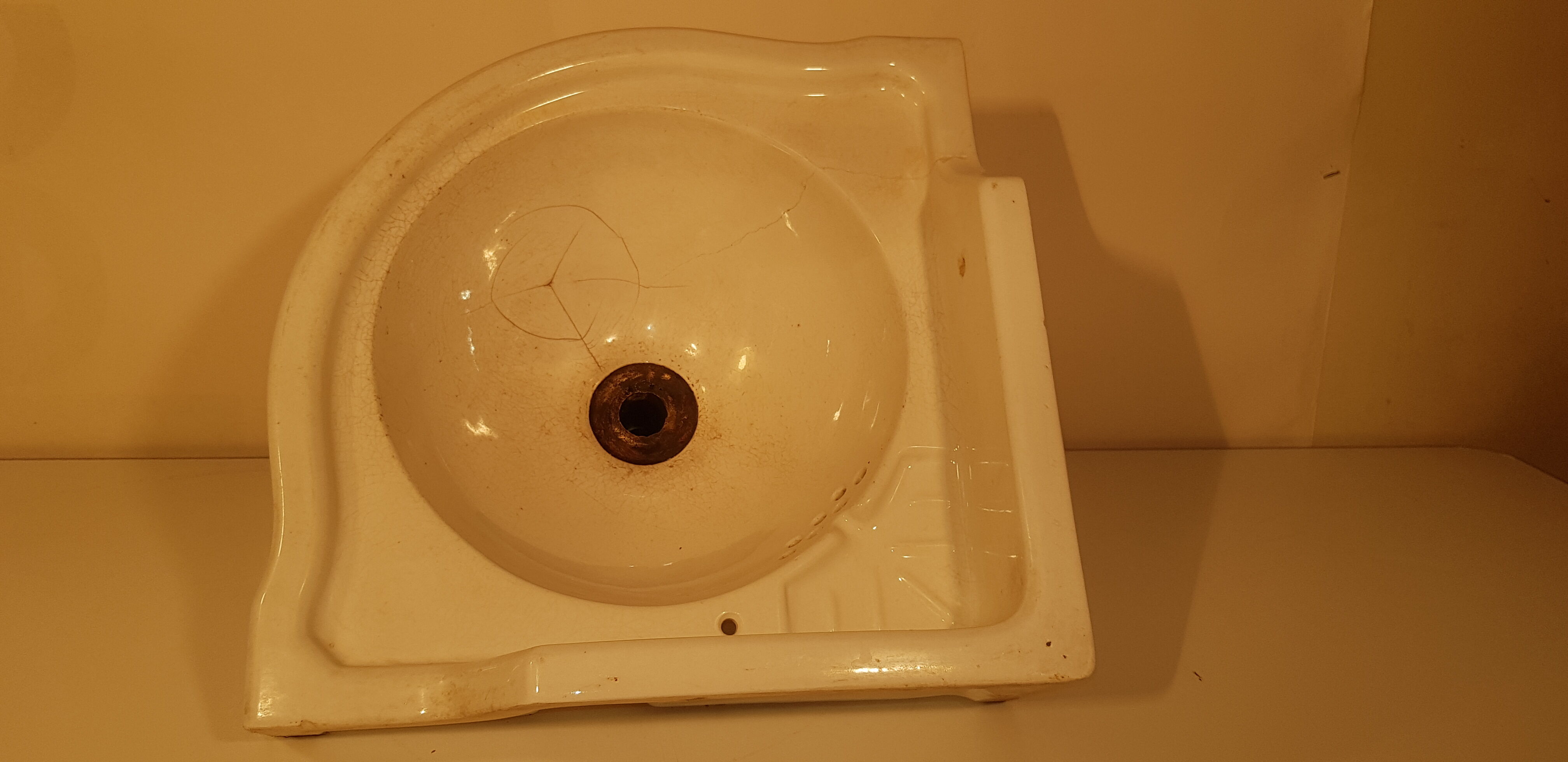 Old-angle hand wash in enamelled iron