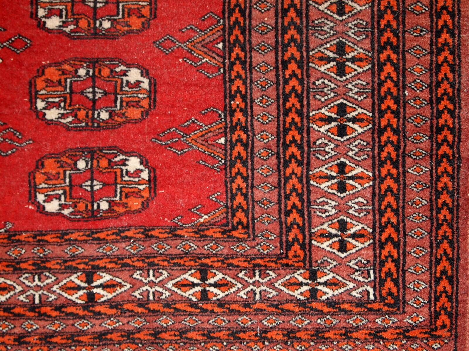 Tapis Vintage Lahore du Moyen-Orient, Années 1960, Élégance Artisanale