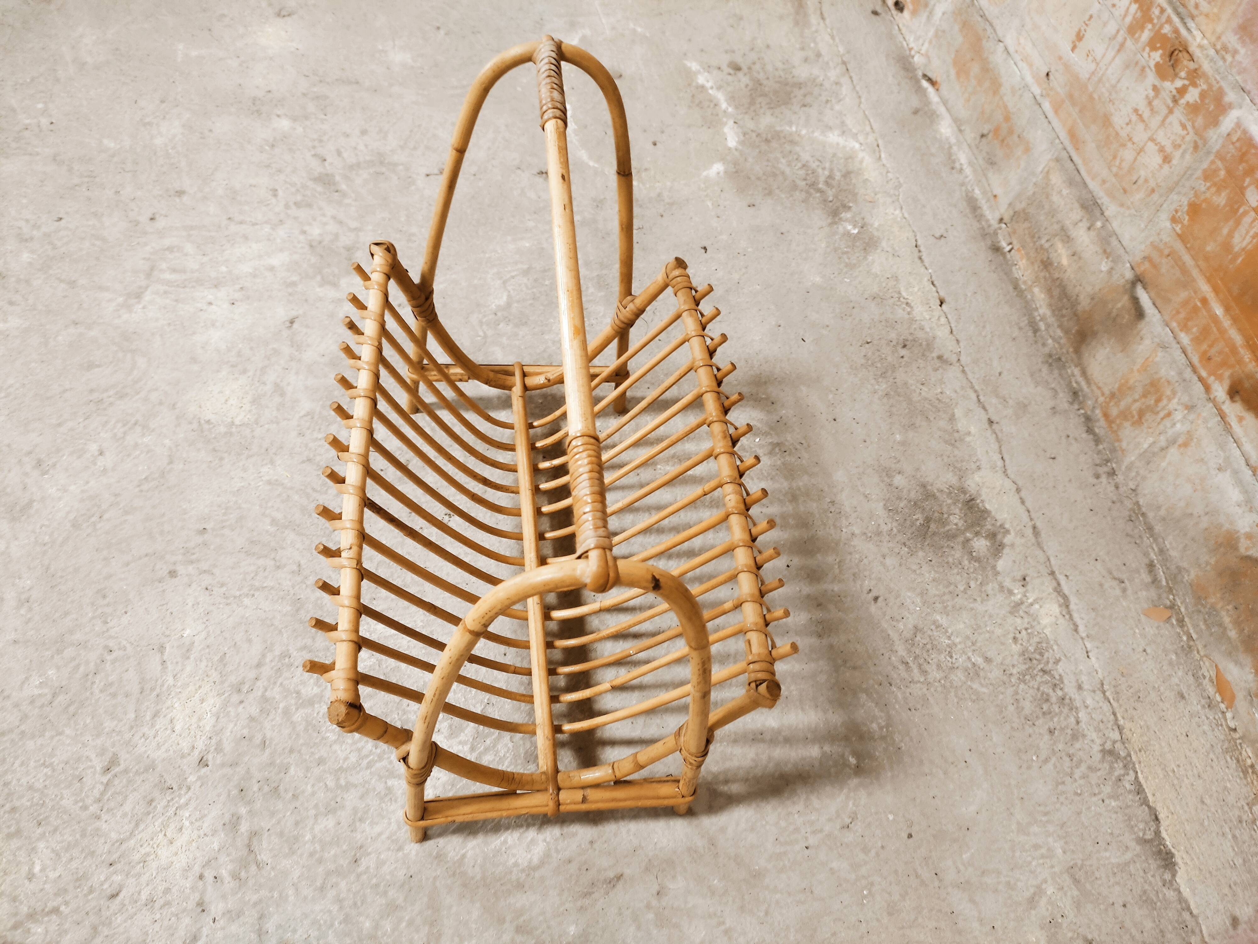 Porte revue années 60 en rotin