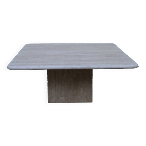 table carrée en travertin