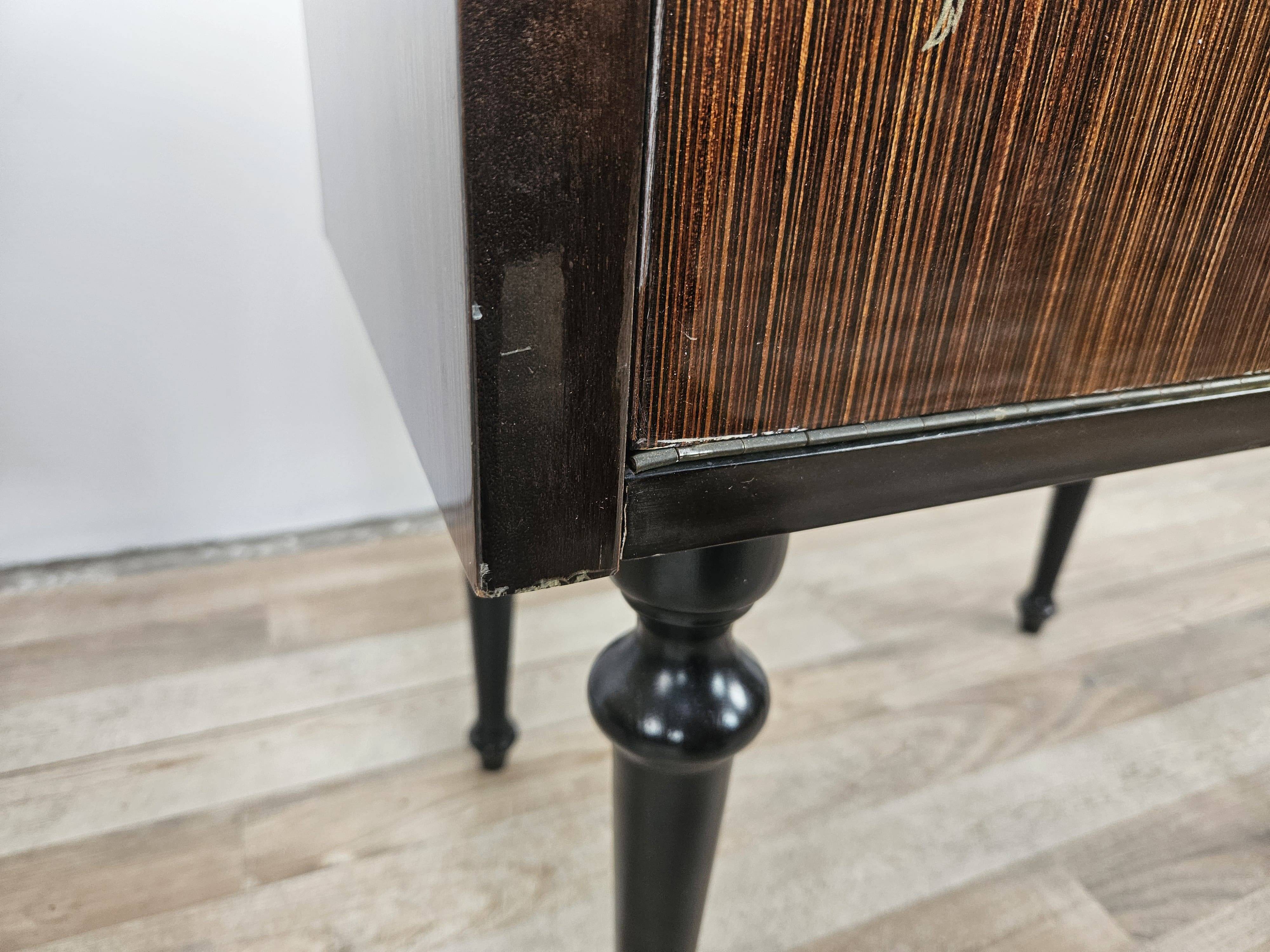 Paire de tables de chevet des années 60 avec porte à abattant et plateau en verre bleu