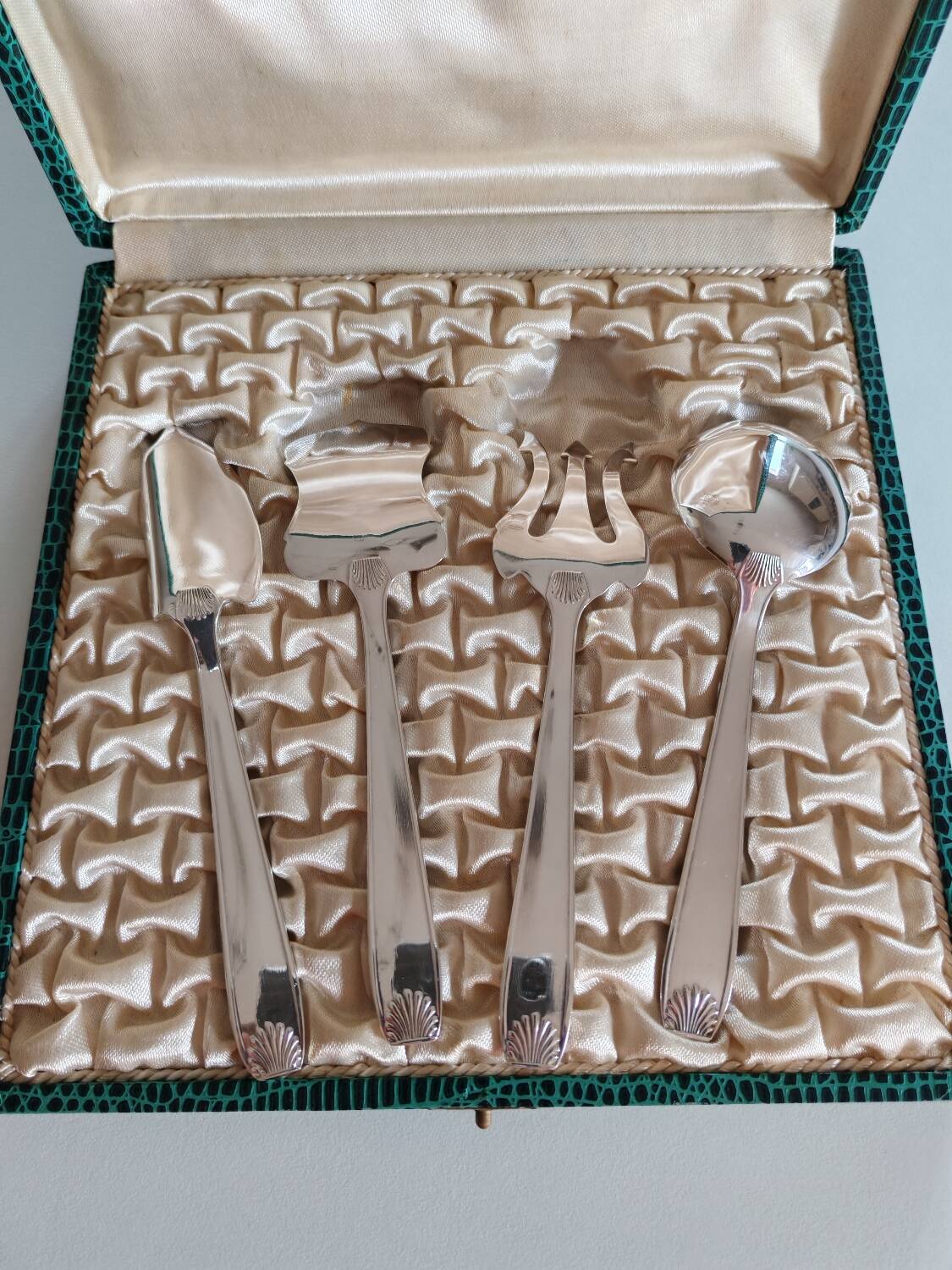 4 silver-plated metal serving utensils with case