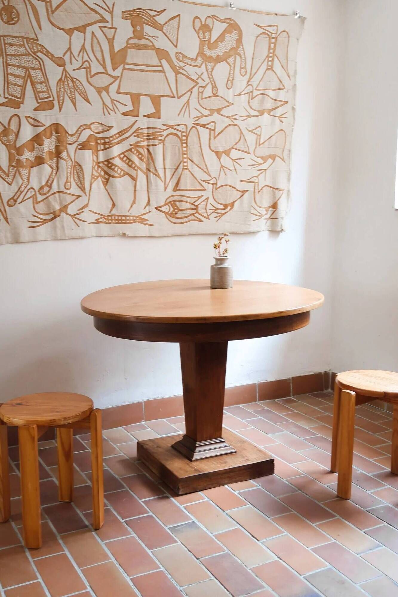 Table ronde en frêne, pied central mouluré, art déco