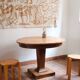 Table ronde en frêne, pied central mouluré, art déco