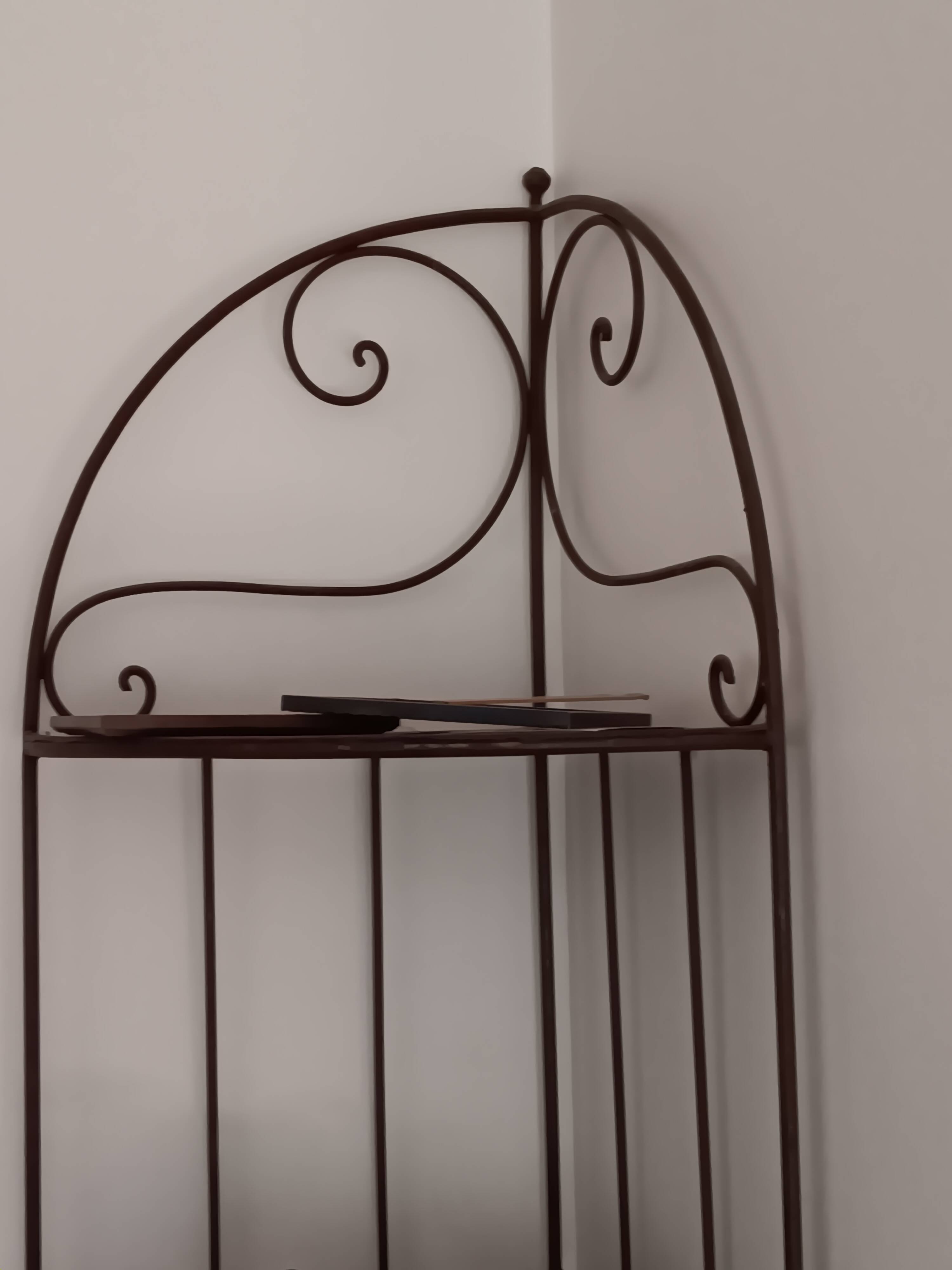 Meuble d angle en fer avec etageres