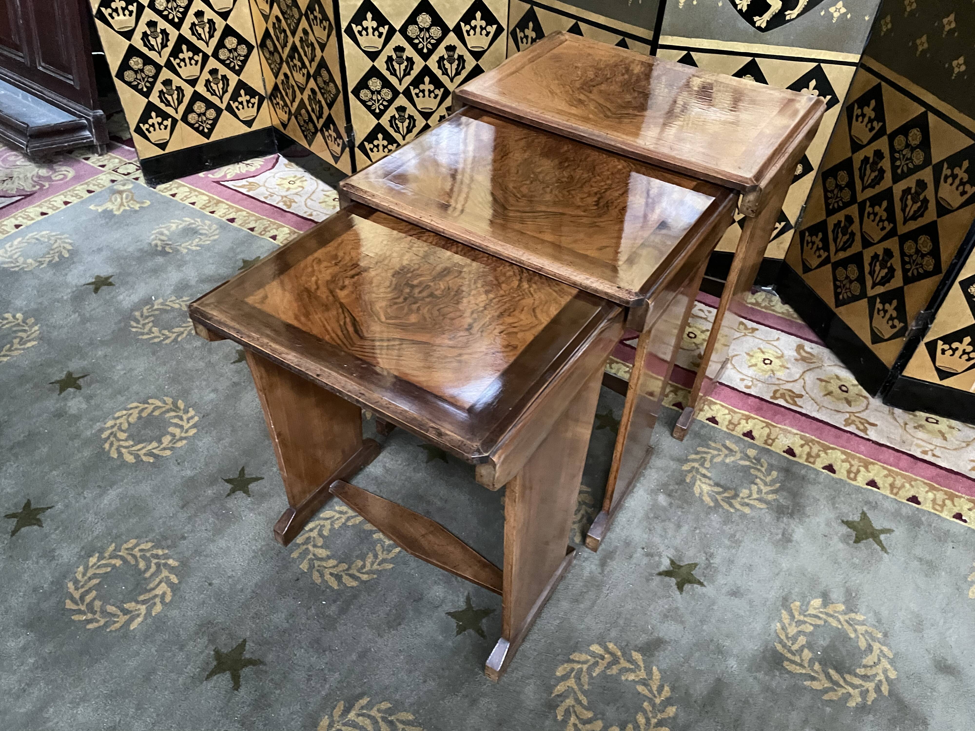 Pull-out tables Art Deco era