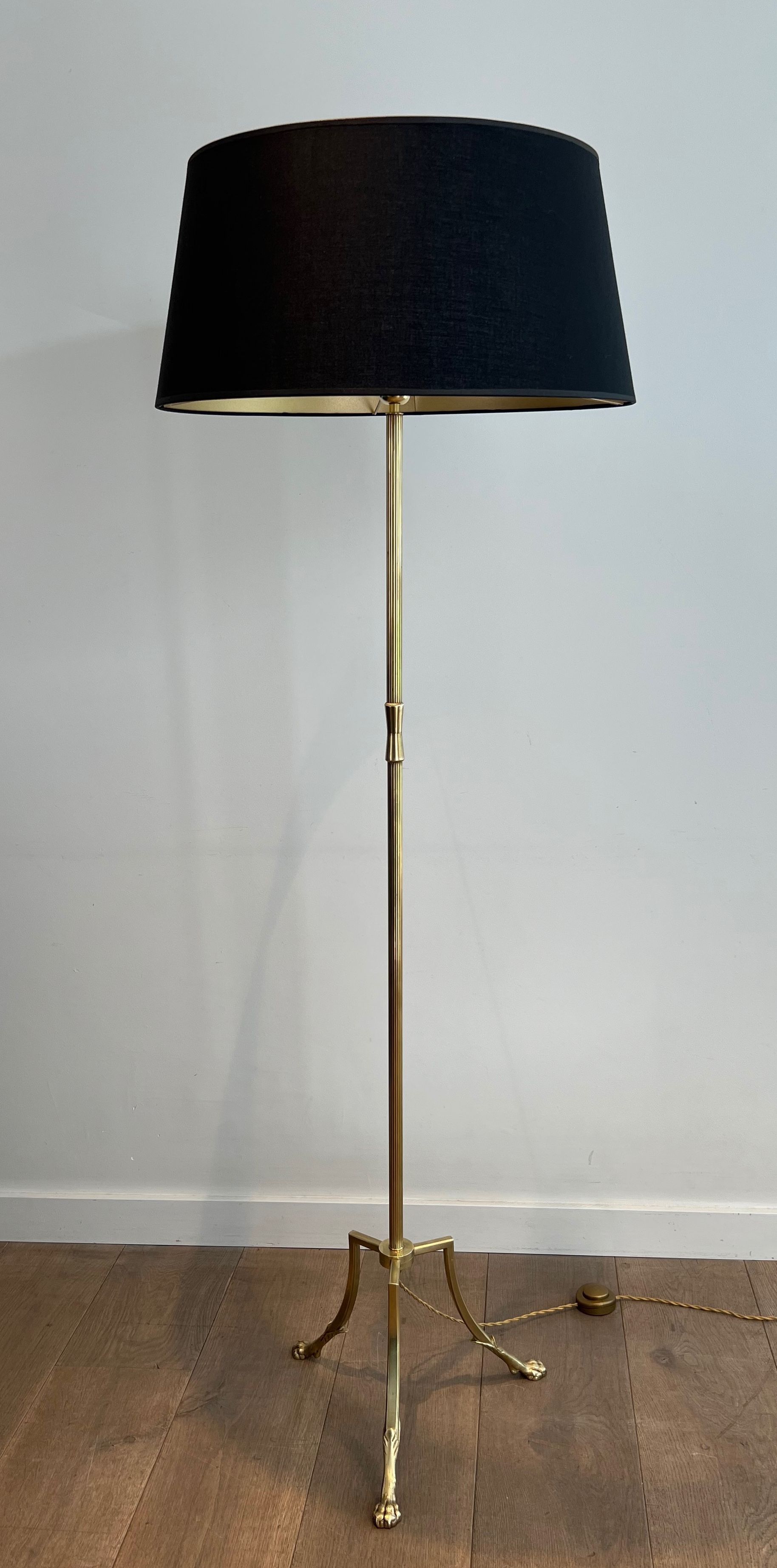 Lampadaire de parquet en laiton et piètement tripode à pieds griffes de la Maison Jansen