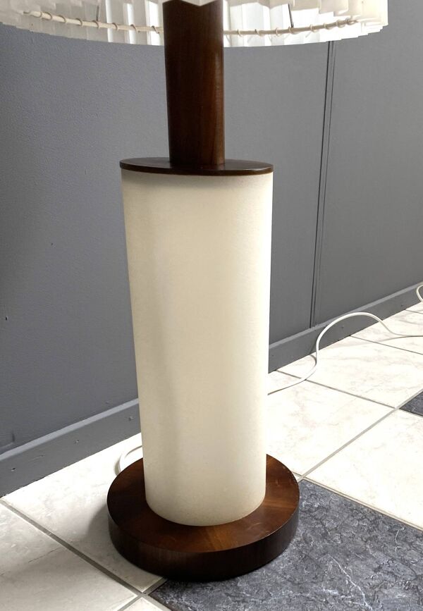 Lampadaire blanc années 60, éclairage intégré au pied et à l'abat-jour, étiquette d'origine encore présente