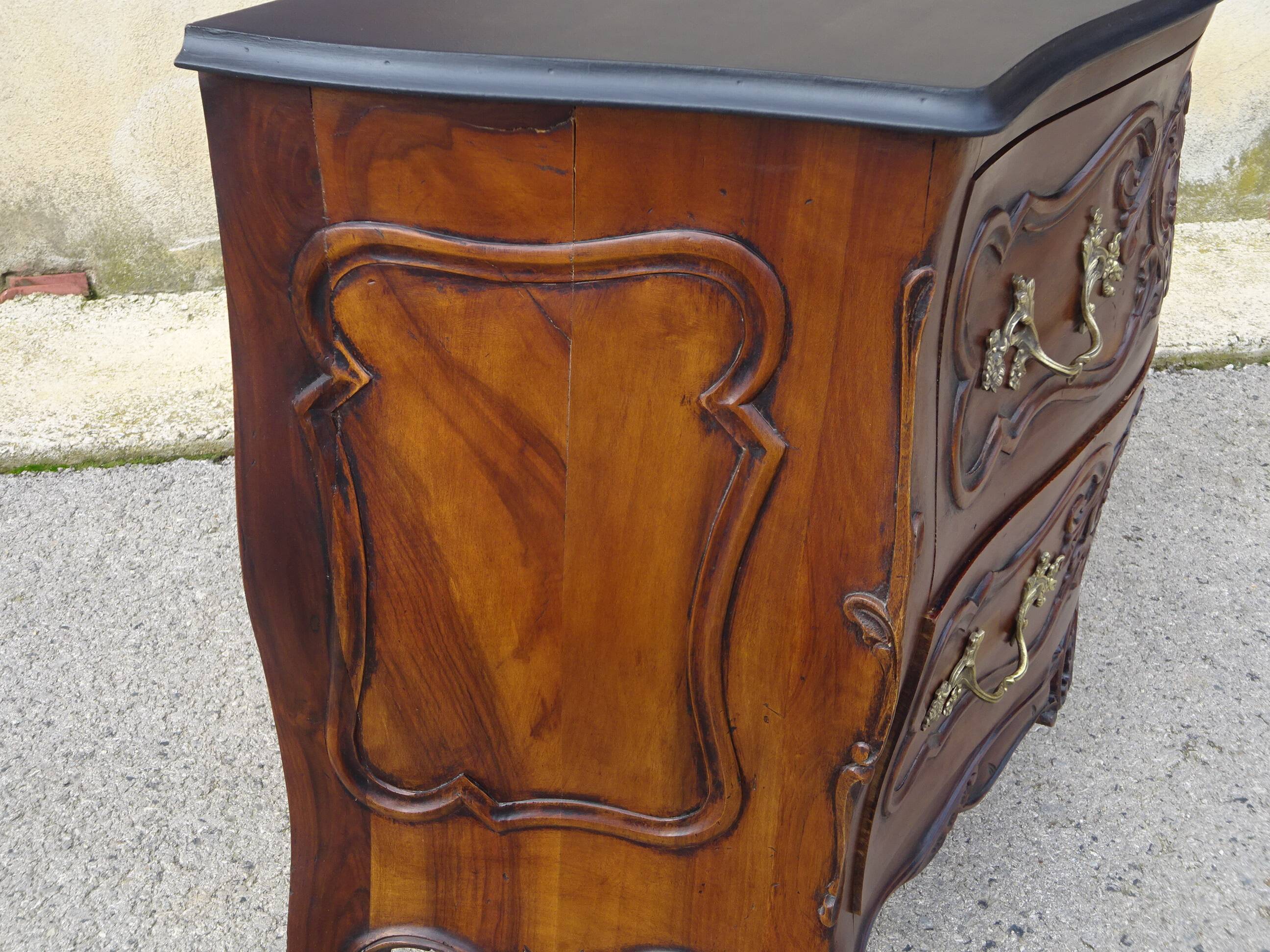 Commode galbée sur 3 faces, 1950s