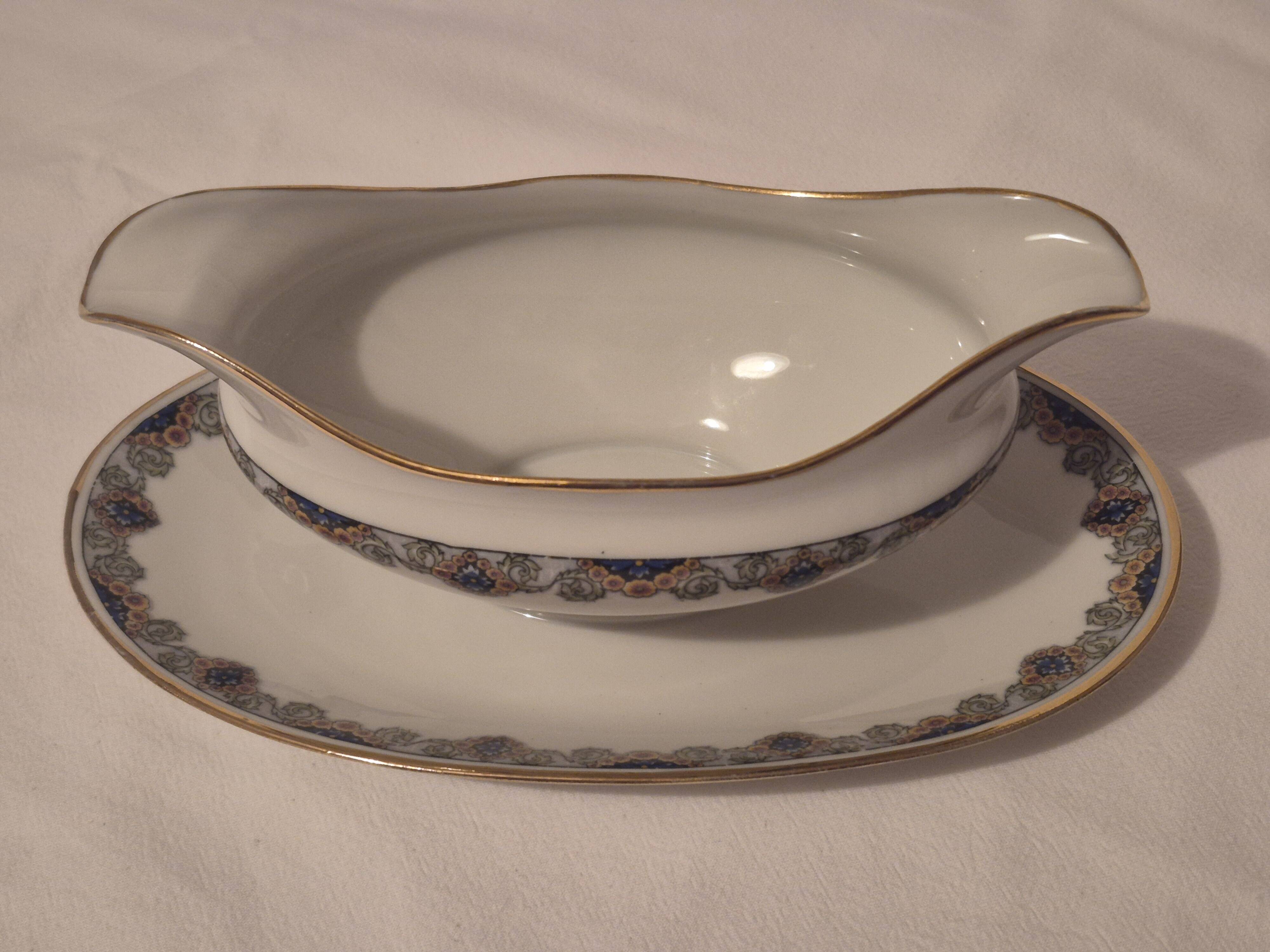 Sauceboat on a base Art Deco porcelain from Châteauroux by Gaston Sailly.