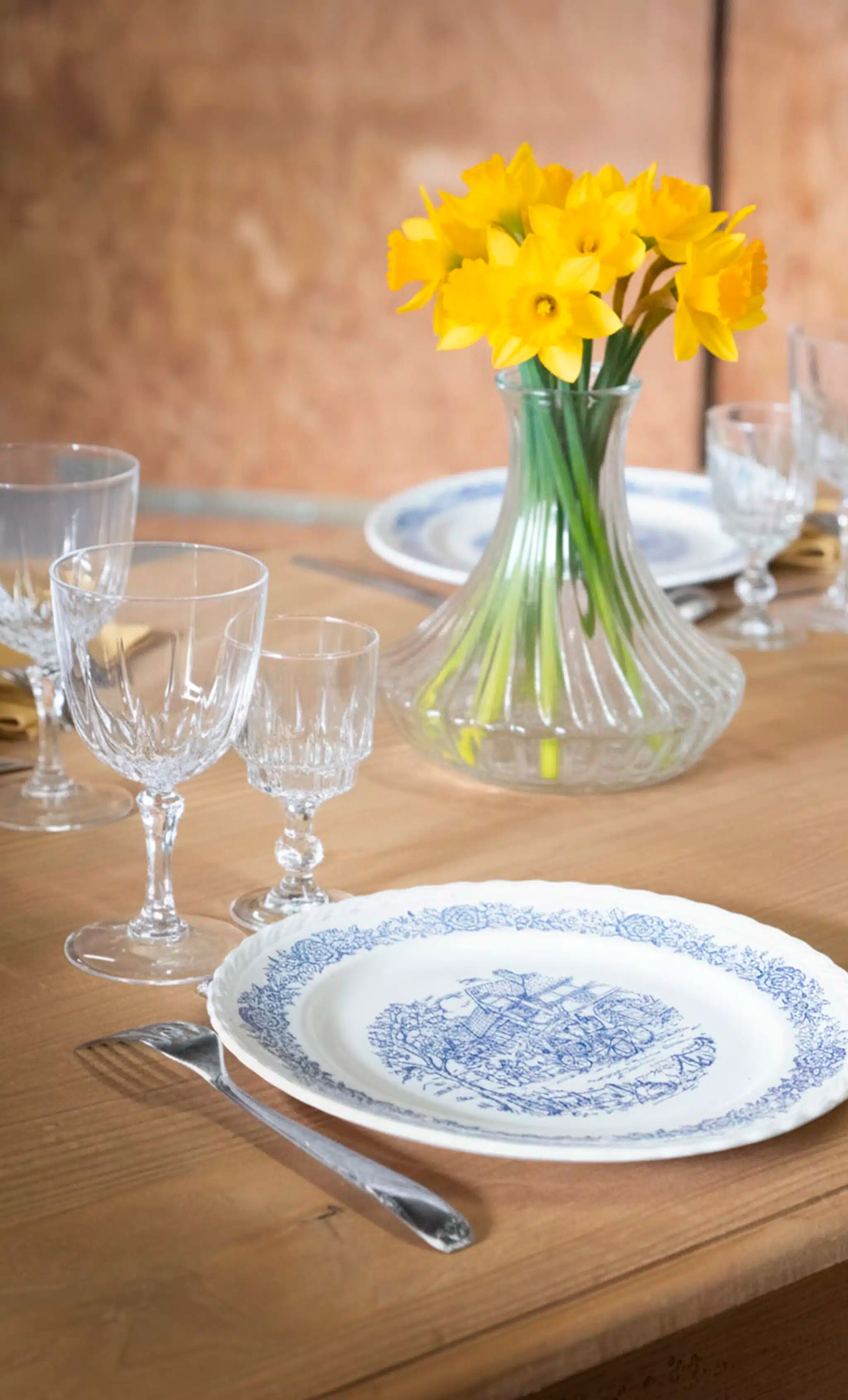 Set of 6 cut glass white stemmed glasses "Manon"