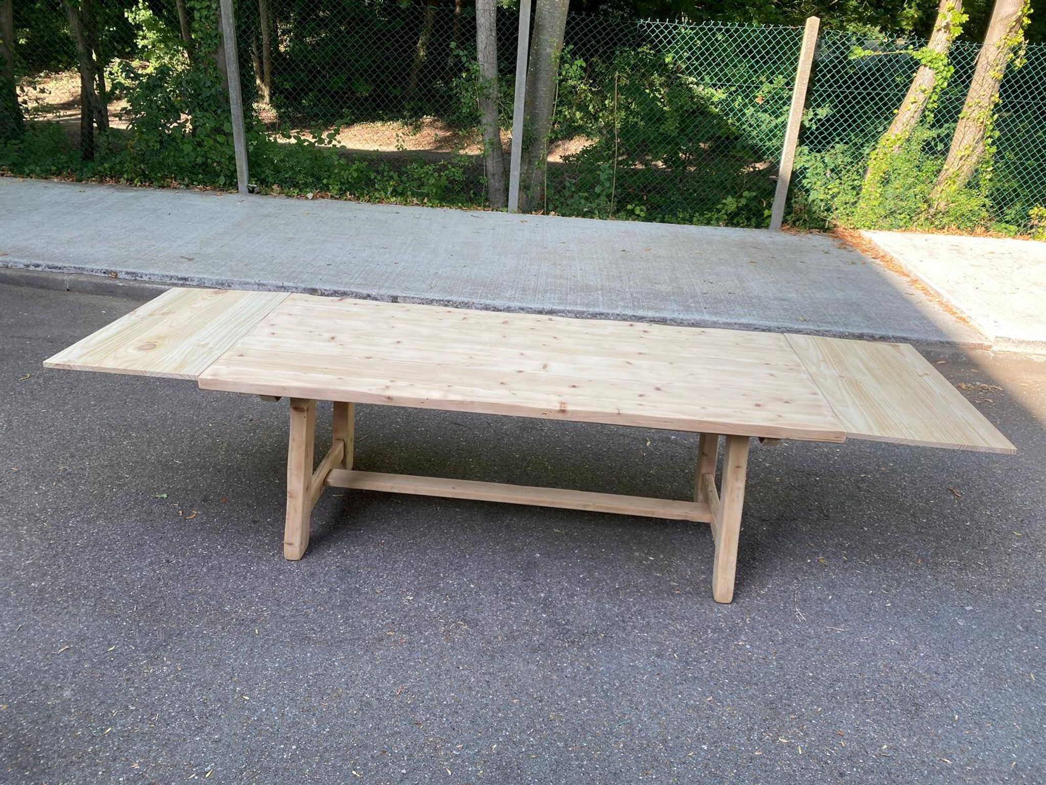 Grande table de ferme monastère décapée en bois brut extensible 200 à 300cm