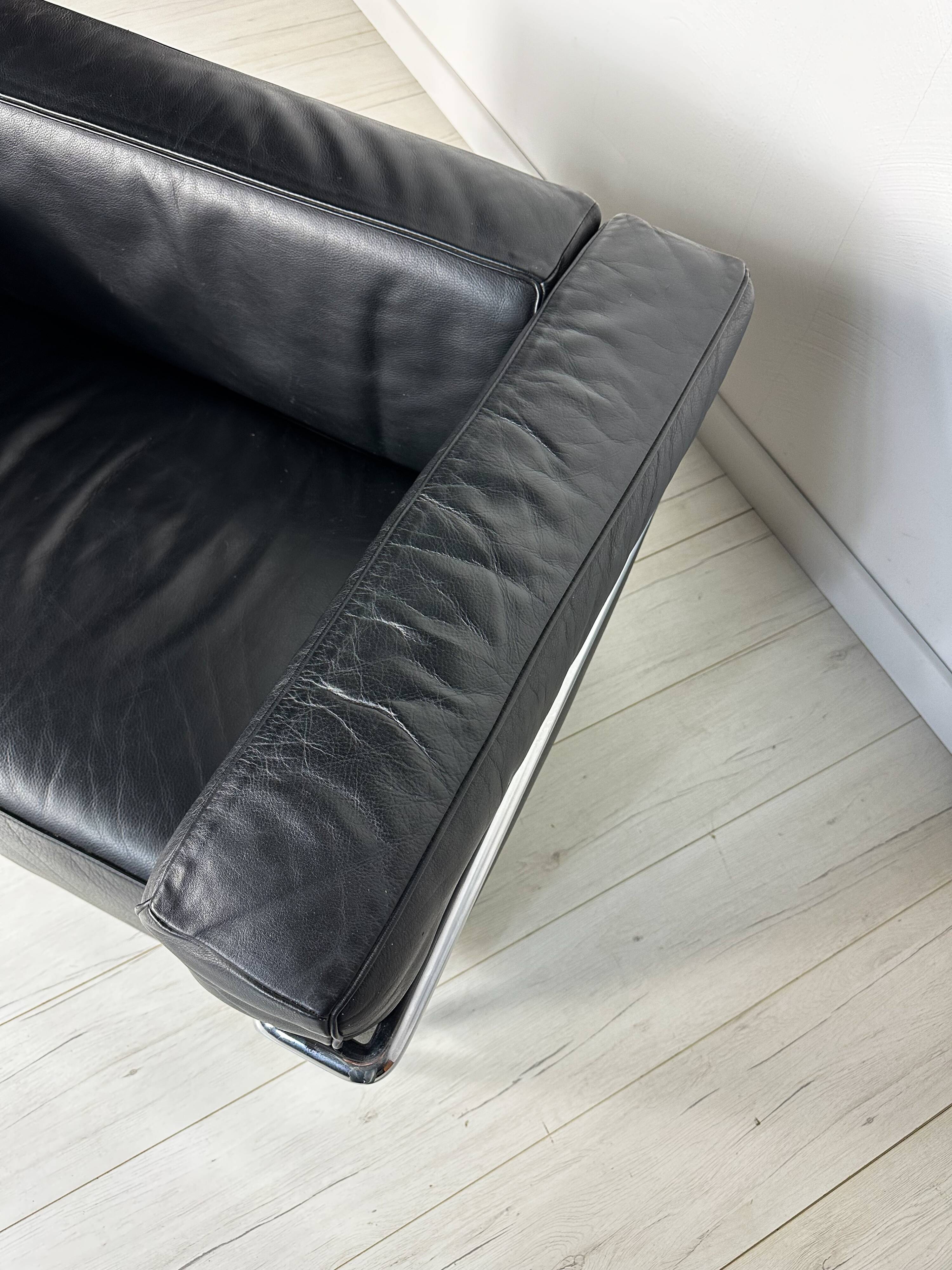 Fauteuil vintage en cuir lc3 par le corbusier & charlotte perriand - cassina