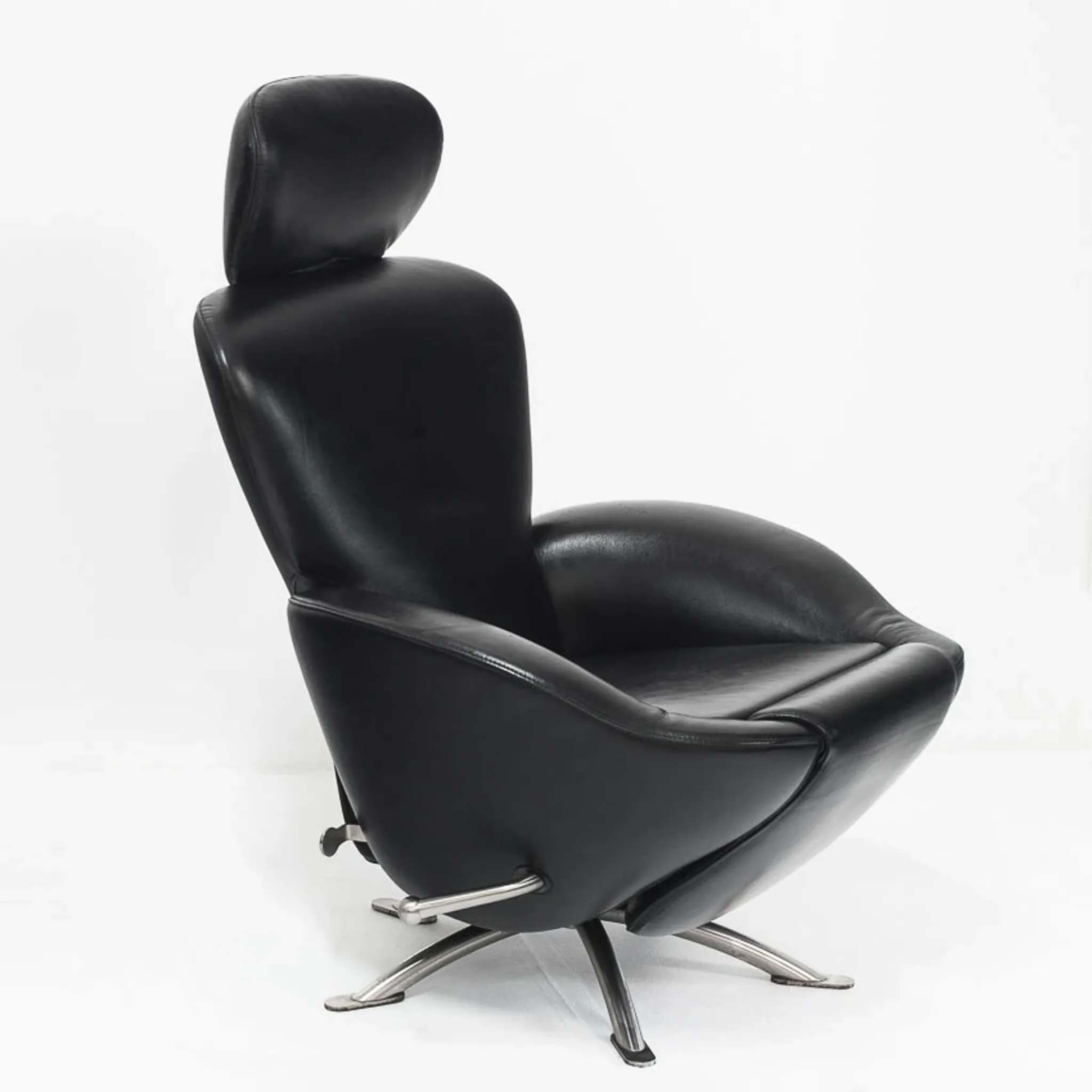 "Dodo" armchair in black leather. Design by Toshiyuki Kita. Cassina. Italy.