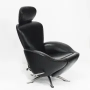"Dodo" armchair in black leather. Design by Toshiyuki Kita. Cassina. Italy.