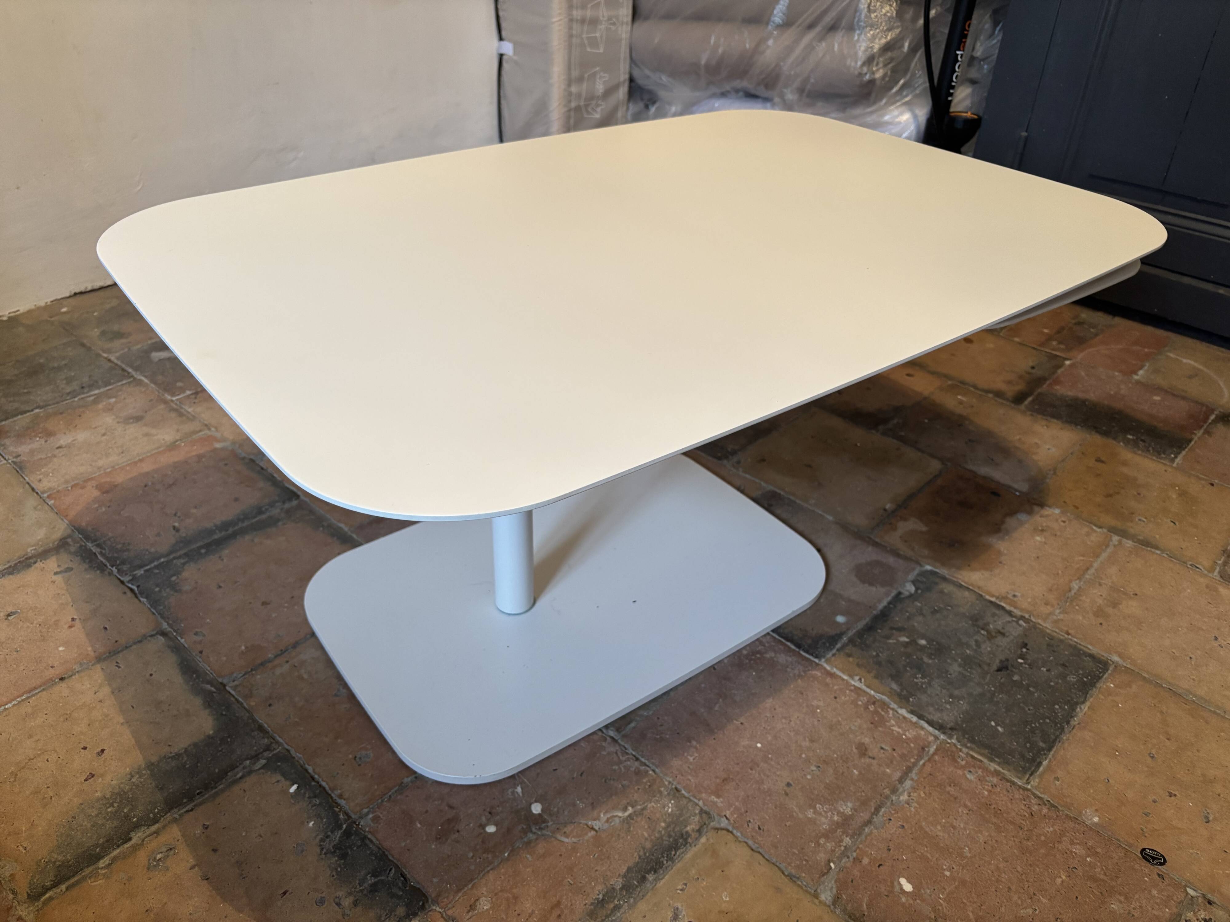 360-degree coffee table / Roberto Paoli for Ligne Roset