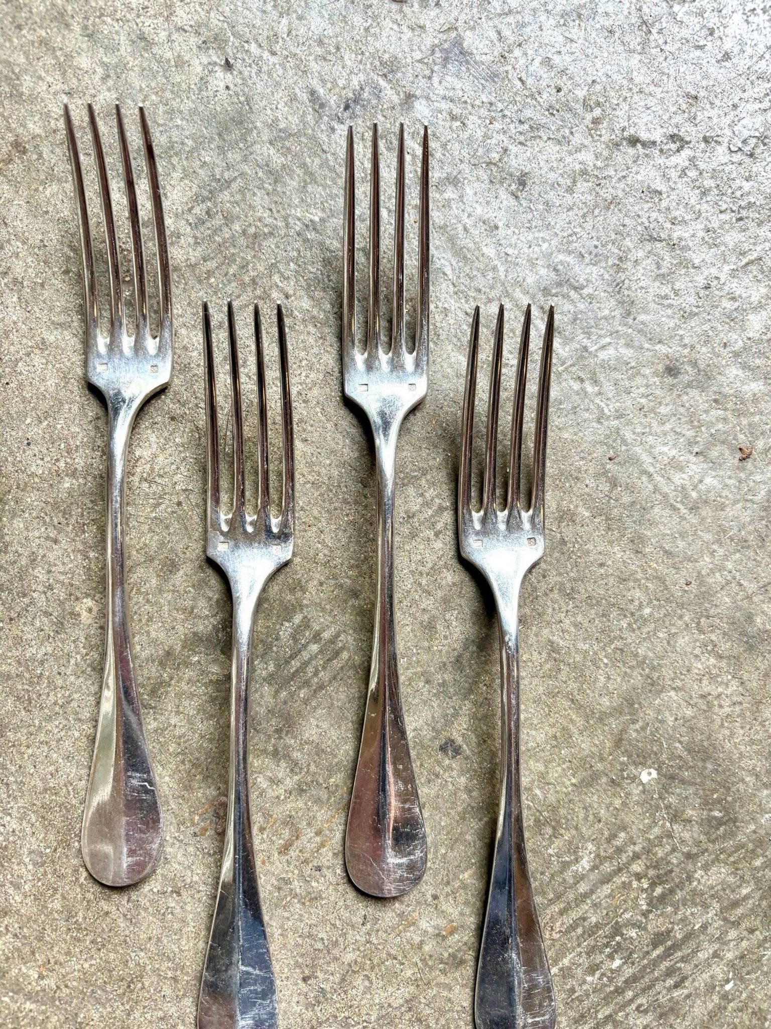 4 fourchettes en métal argenté