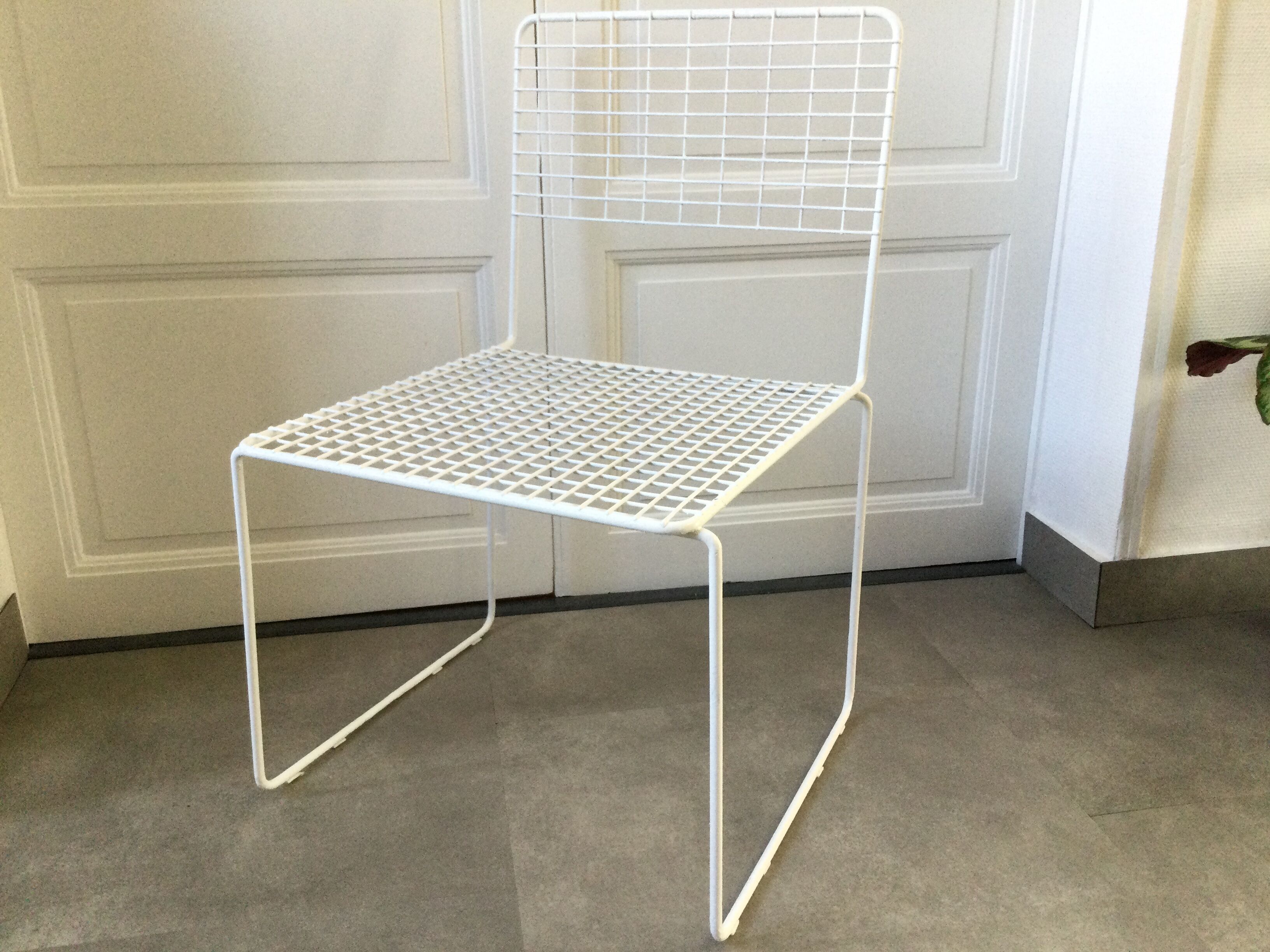 Chaise métal grillagée