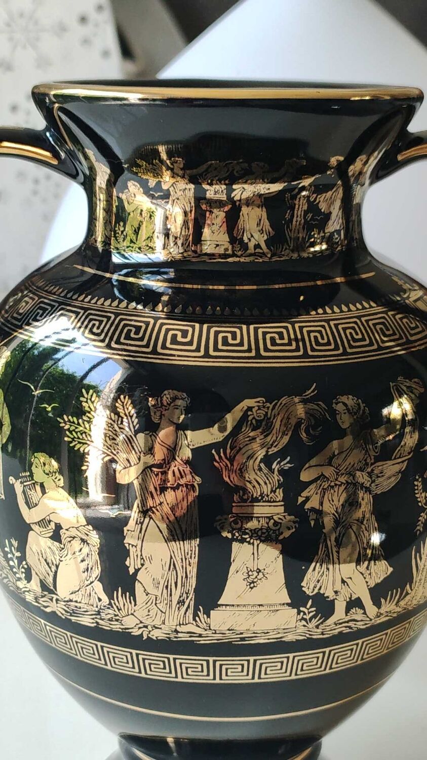 Vase Amphore Grec forme boule. Signé Kratimenos..scènes de vie mythologie Grecques , inclusions or 24 carats. Haut 21 cm