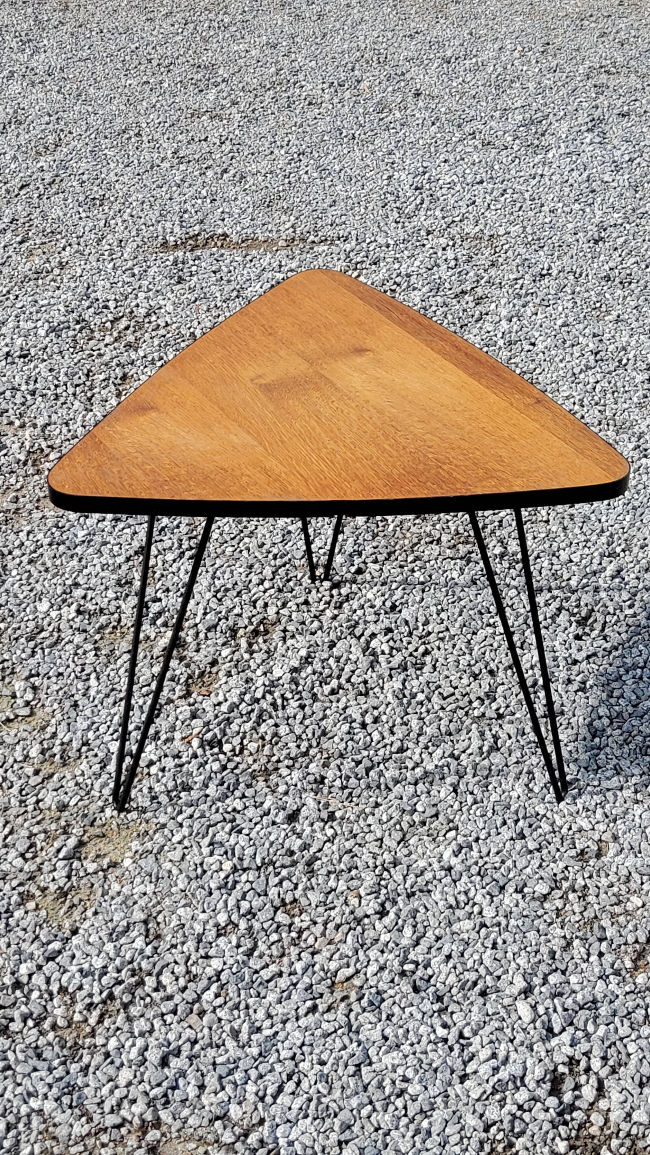 Triangle coffee table in golden blond oak base full iron of the 50s