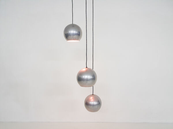 Ensemble de trois globes métalliques légers Pays-Bas des années 1960
