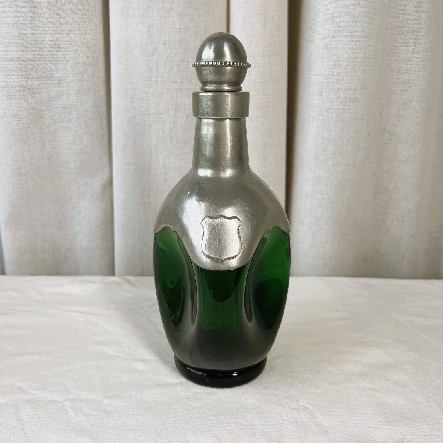 Carafe ou flacon en verre vert et étain