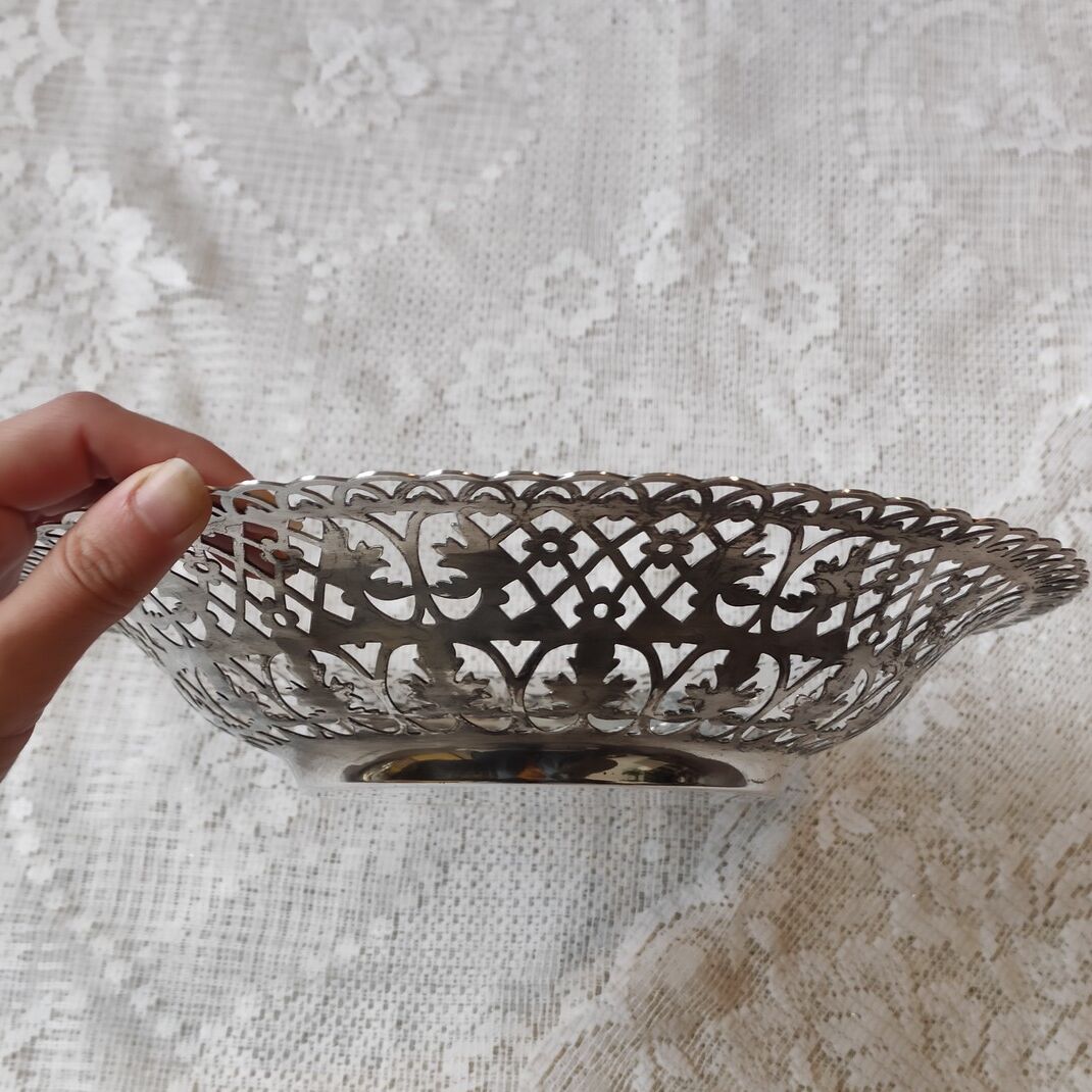 Openwork silver metal cut