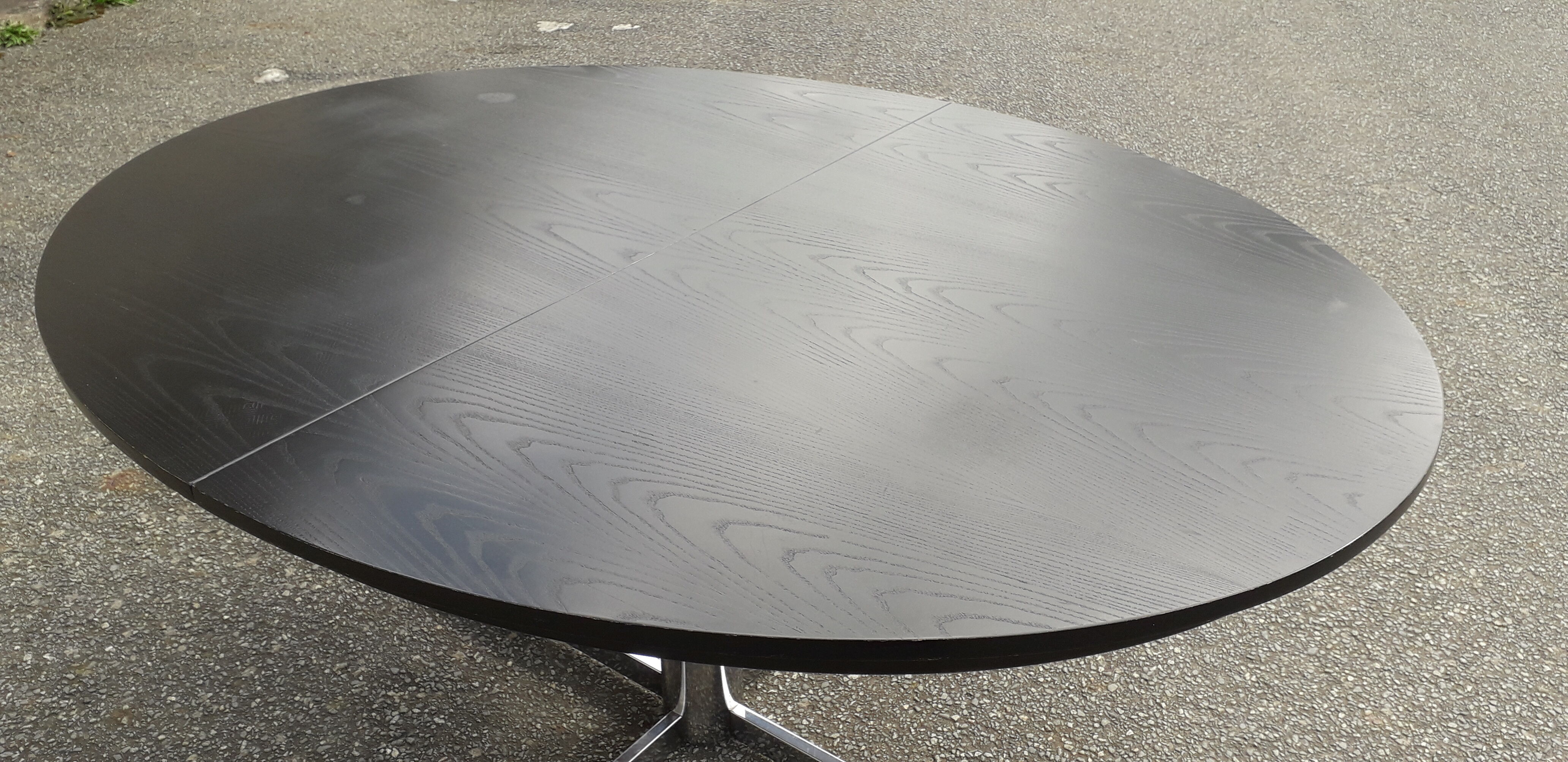 Oval table for Roche Bobois