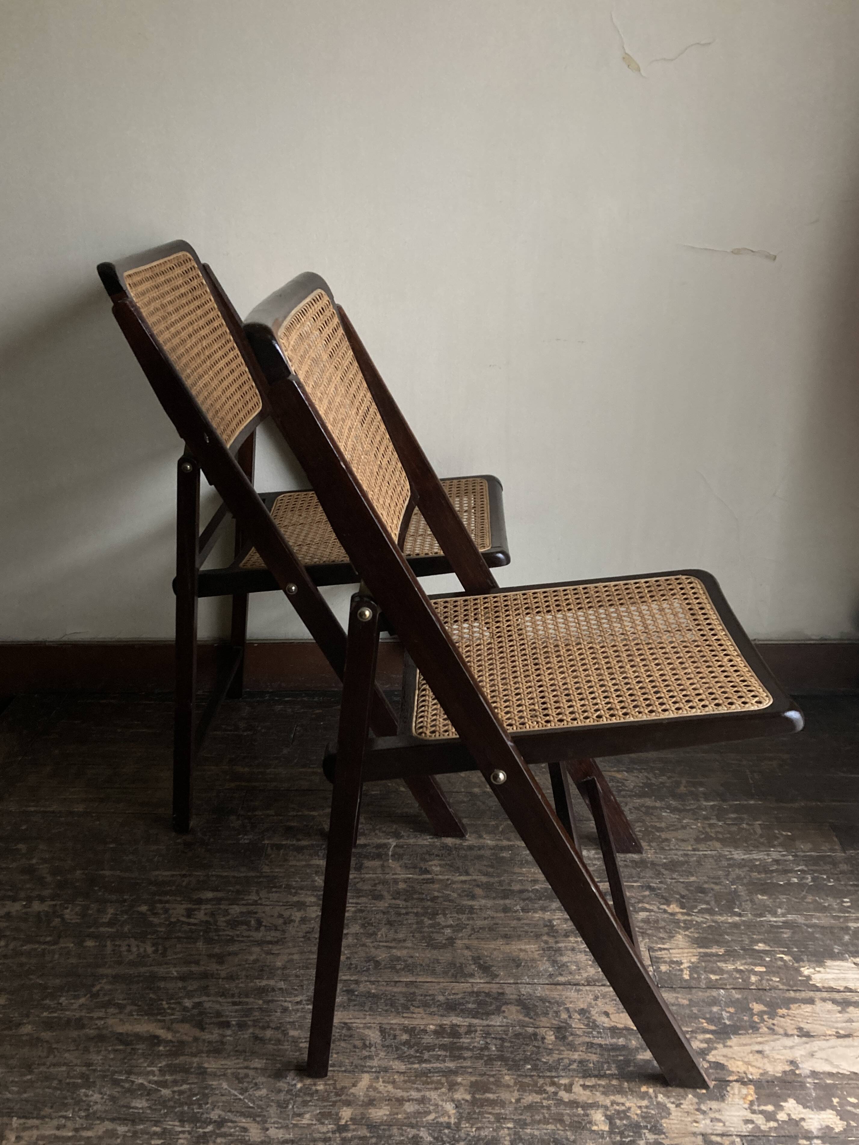 Paire de chaises pliantes cannées 1960