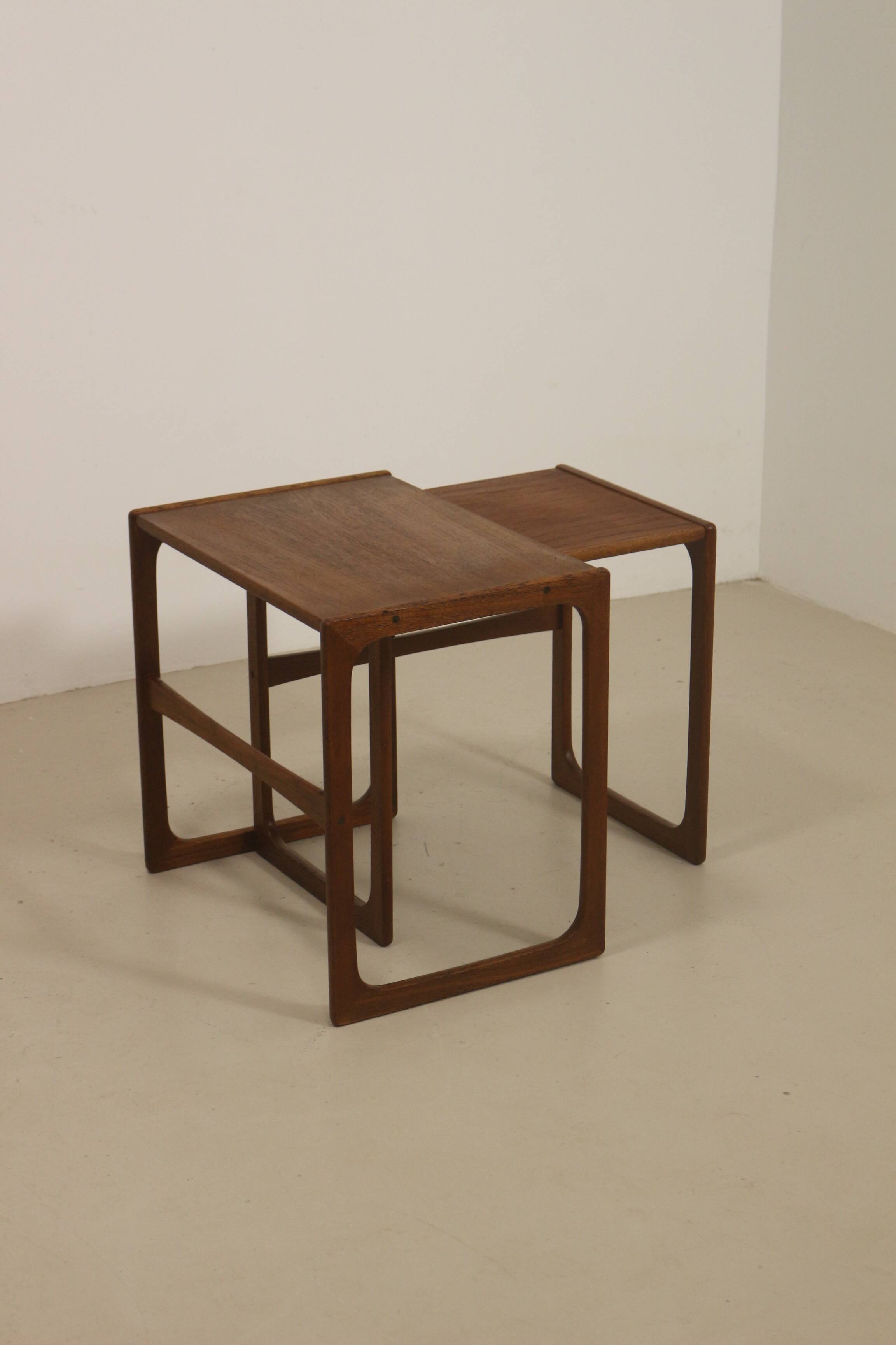 Scandinavian nesting tables rn teak year 60. Ref twiny.