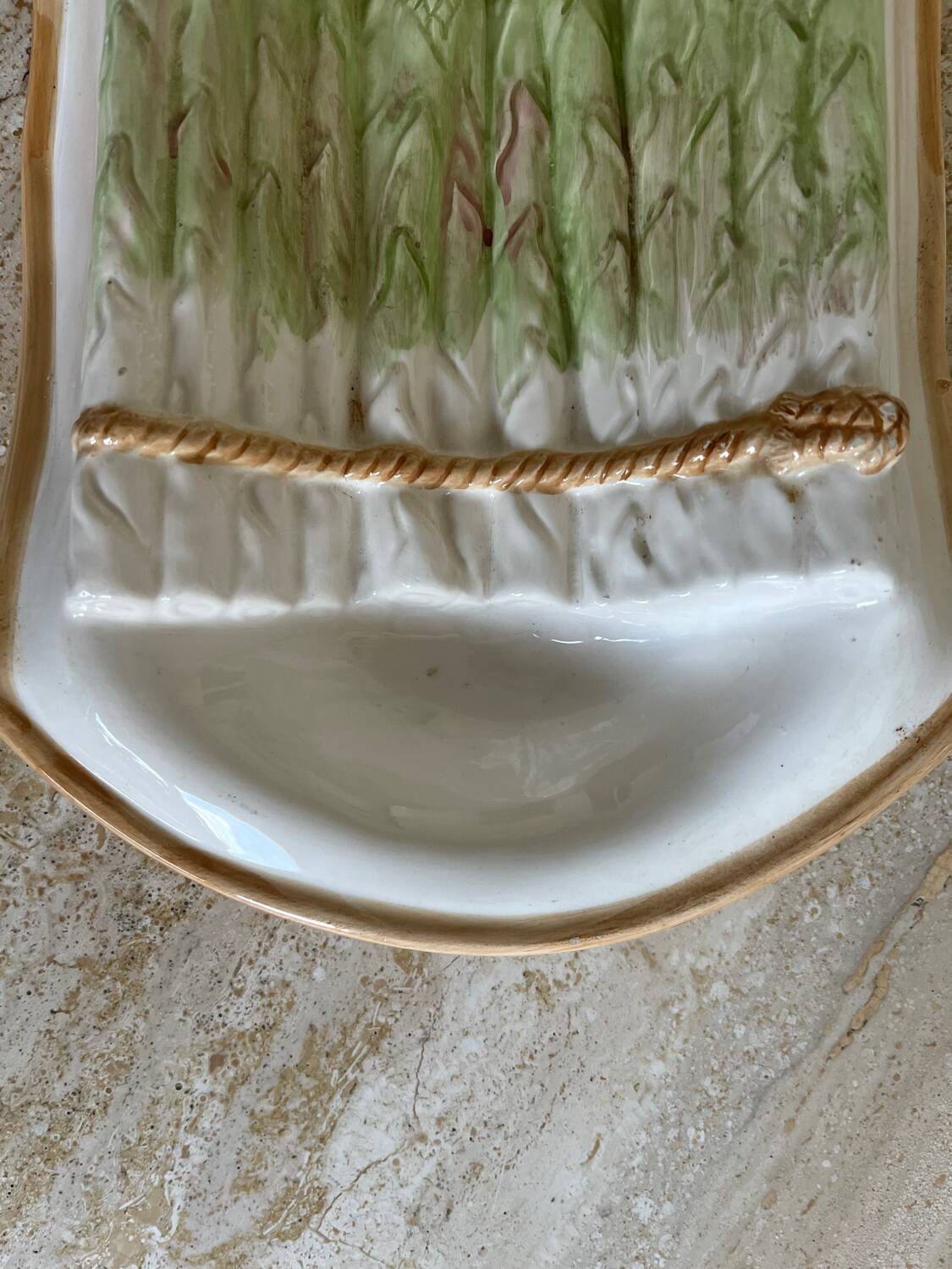 Asparagus-shaped slip dish